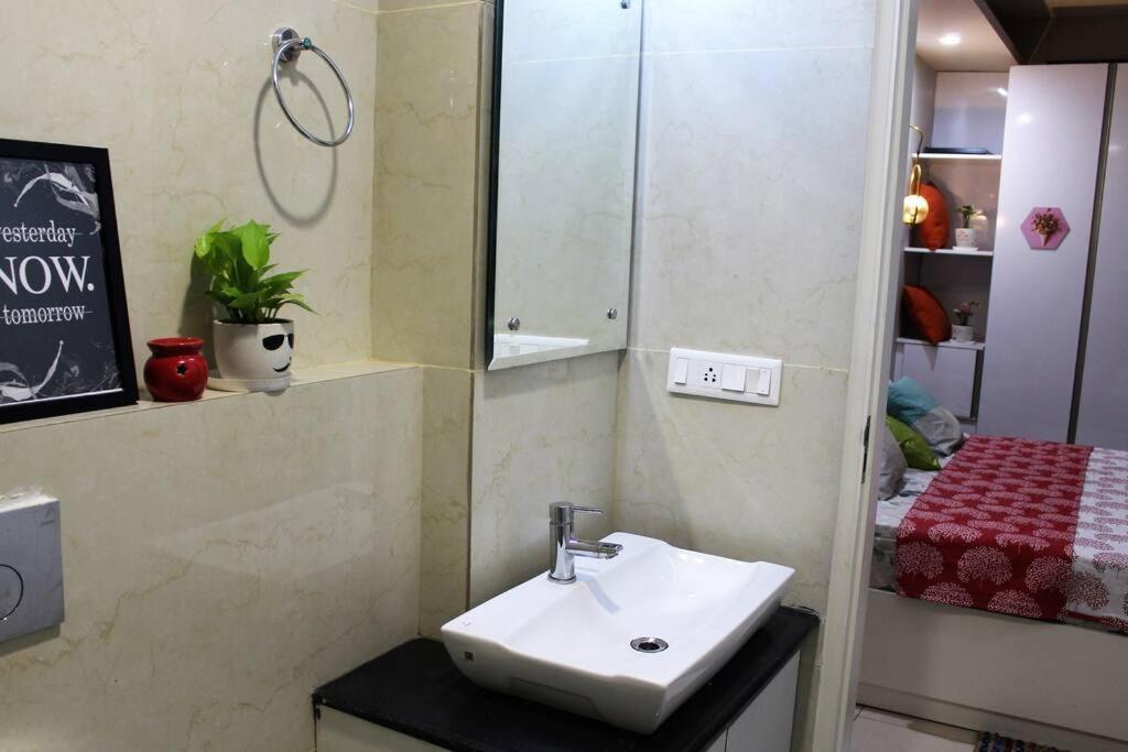 Apartment Zaniah - 1bhk, 2 Balconies, Free Parking & Wi-fi Gurgaon