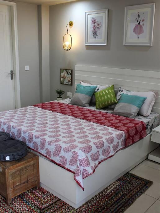 Zaniah - 1bhk, 2 Balconies, Free Parking & Wi-fi Gurgaon