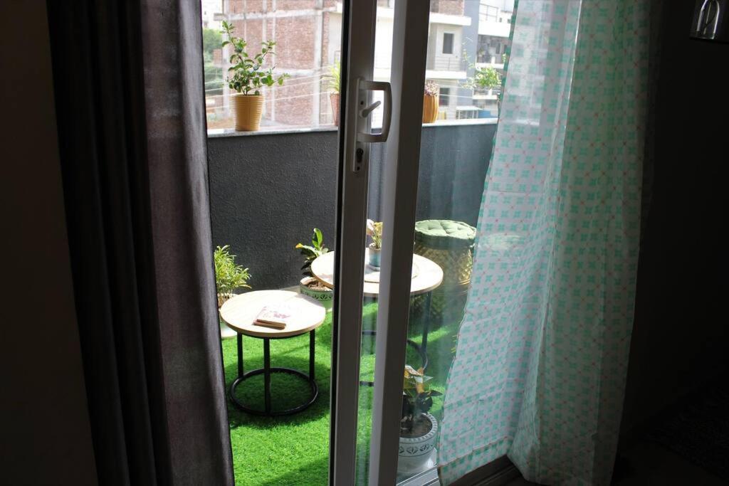 Zaniah - 1bhk, 2 Balconies, Free Parking & Wi-fi Apartment Gurgaon