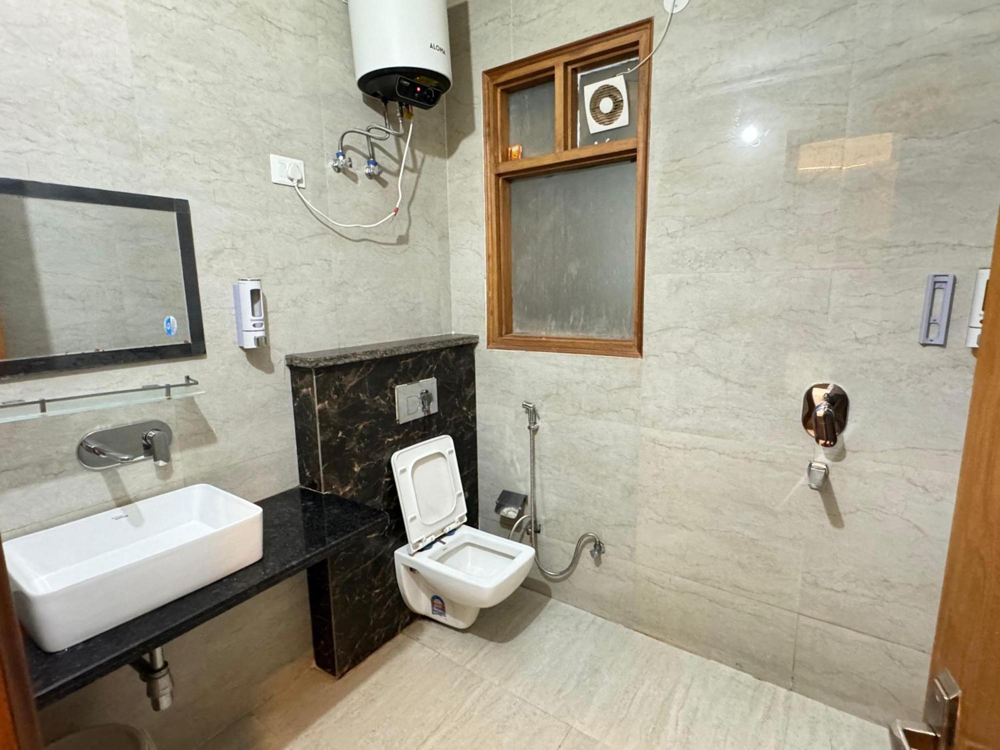 Hotel The Indian Ii Near Medanta Hospital Gurgaon