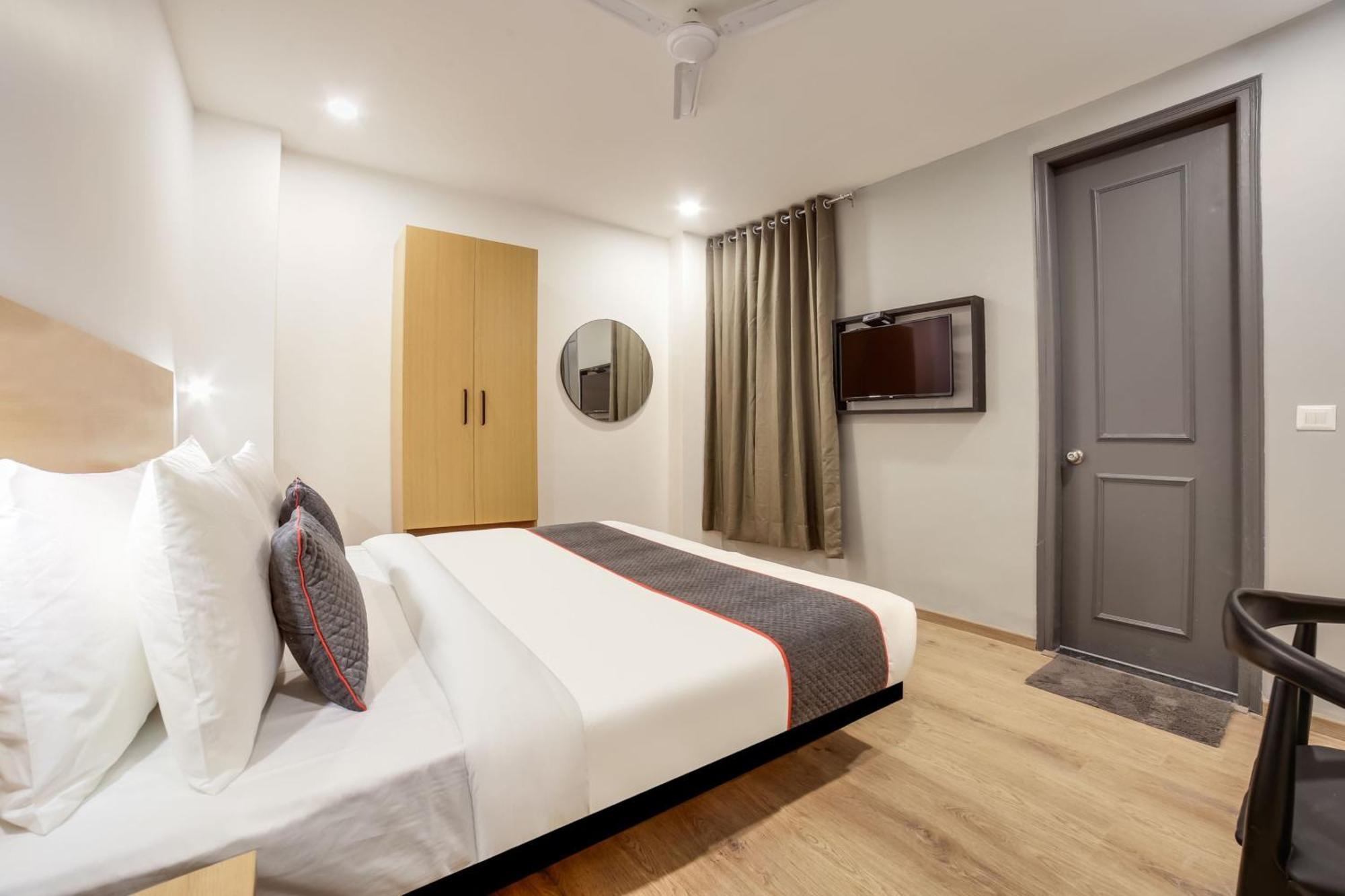 Super Townhouse 158 Near Netaji Subhash Marg Near Appu Ghar 4*
