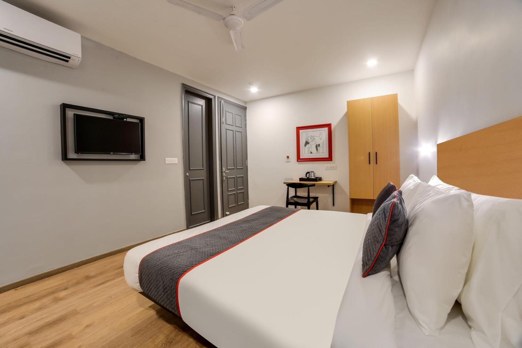 Super Townhouse 158 Near Netaji Subhash Marg Near Appu Ghar Hotel 4*