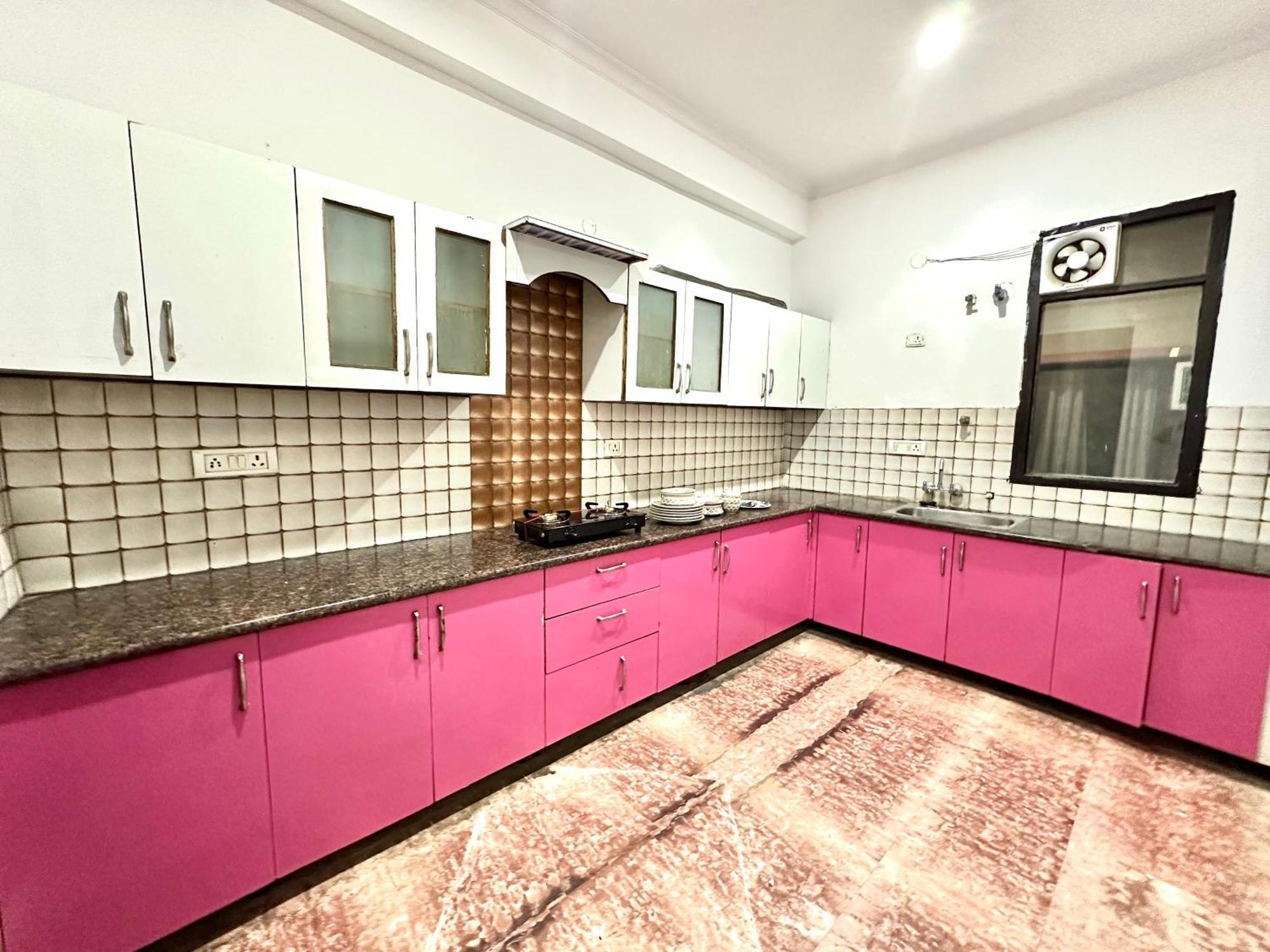Hotel Room With Kitchen Near Golf Course Road *