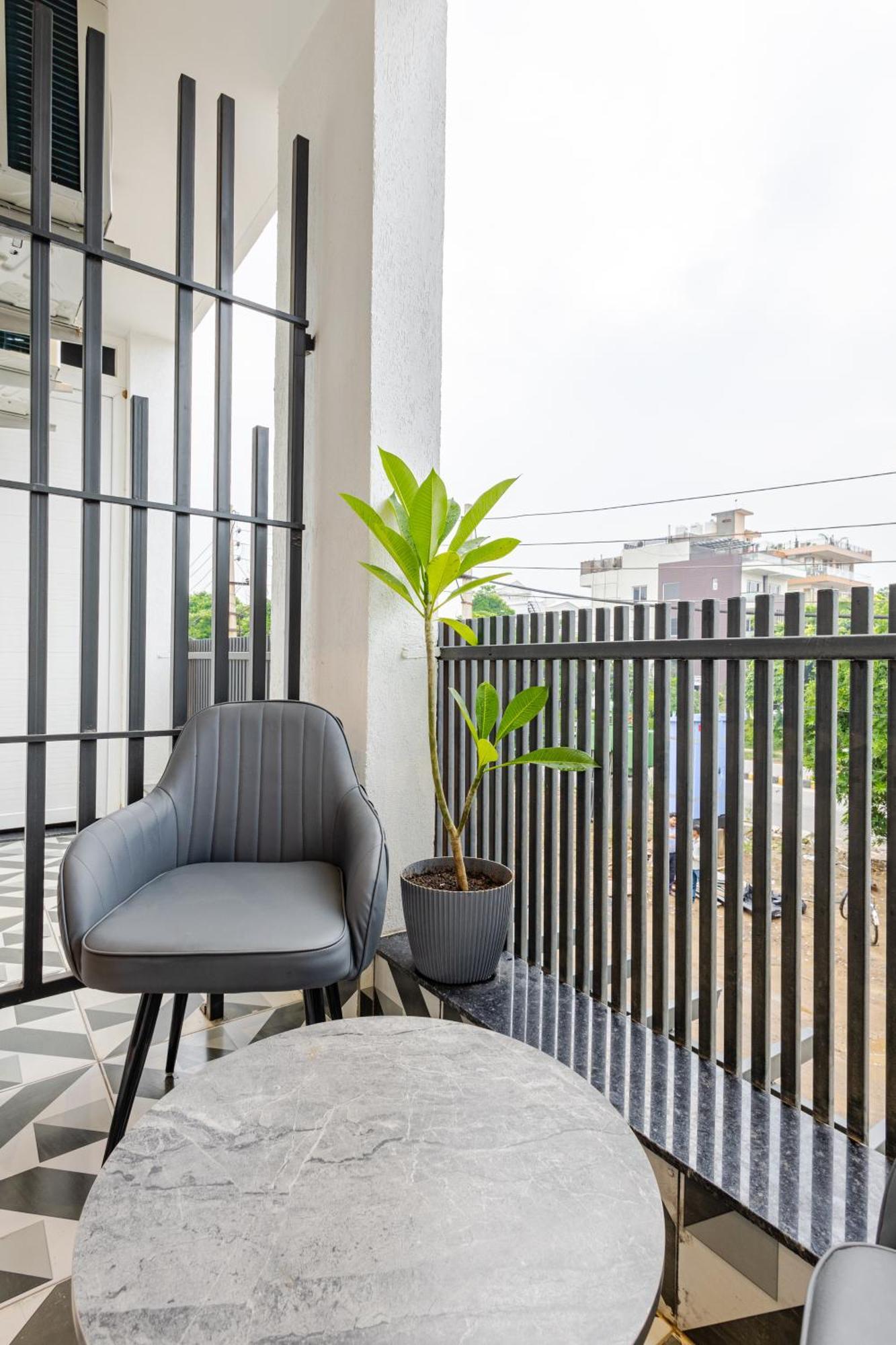 Apartment Street By Lime Tree Sector 51 *
