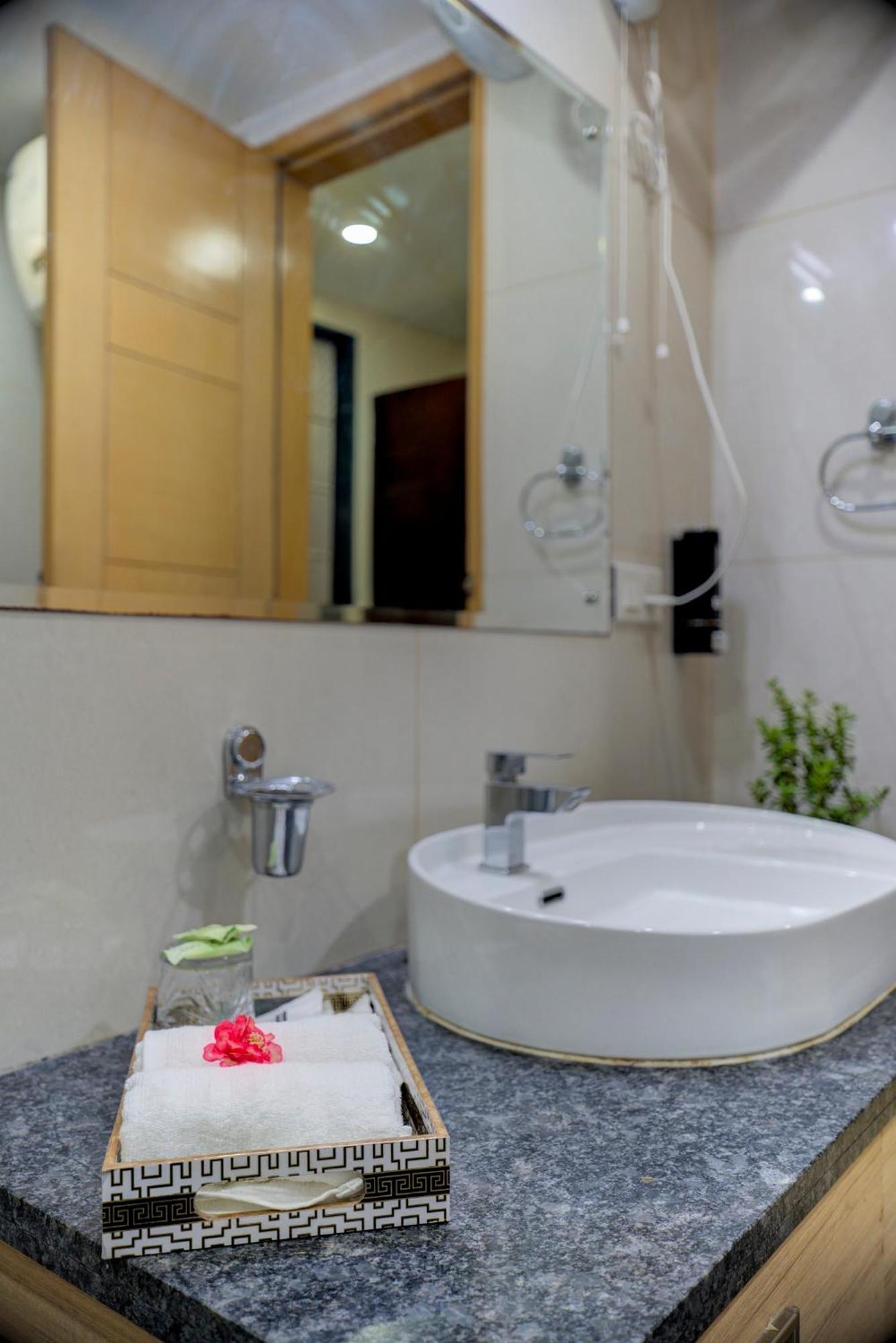 Blueneck Sec 47 Near Medanta -the Medicity' Gurugram Hotel