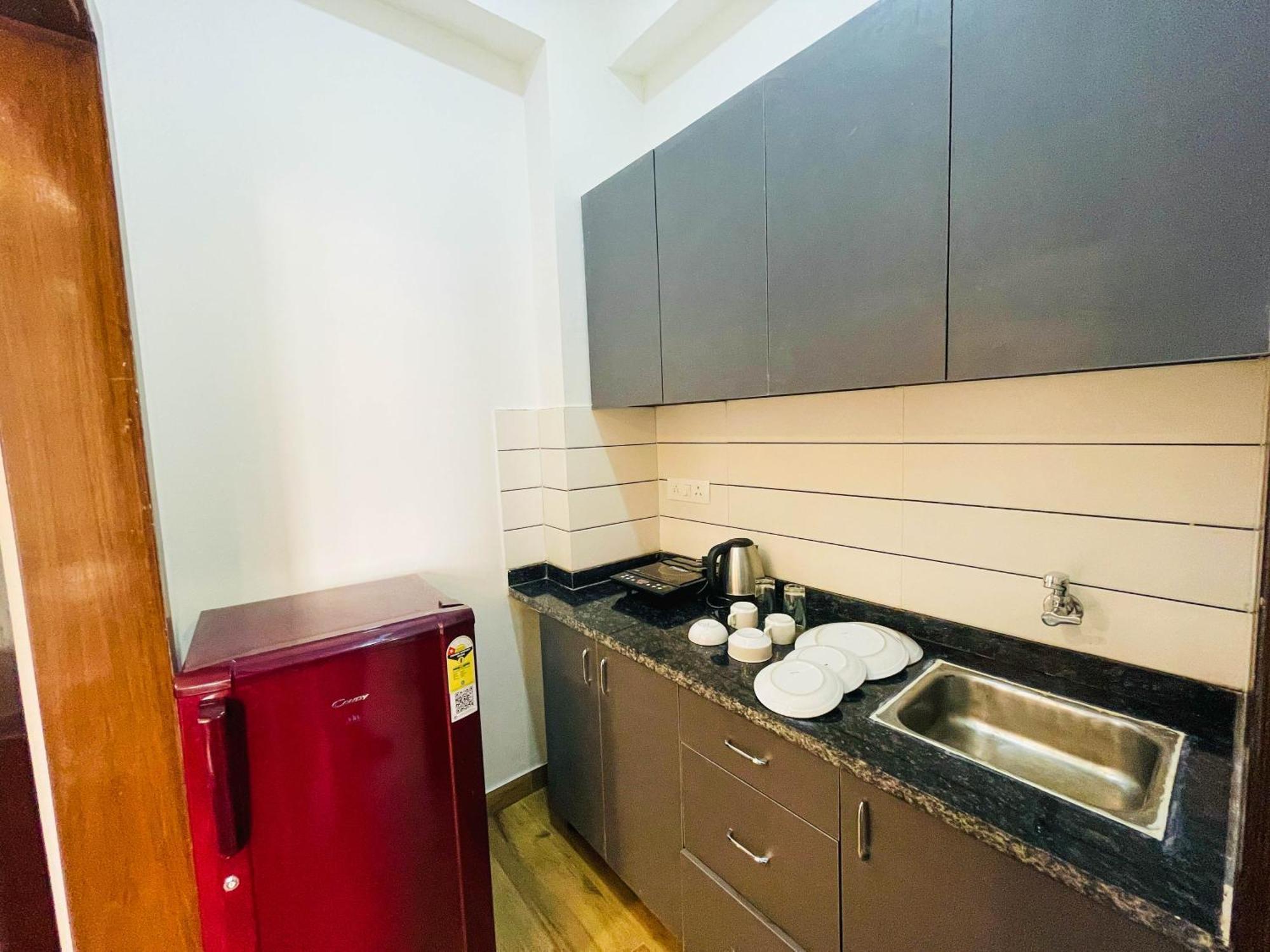 The Empire Corporate Sector 44 Near Fortis And Max Hospitals Homestay