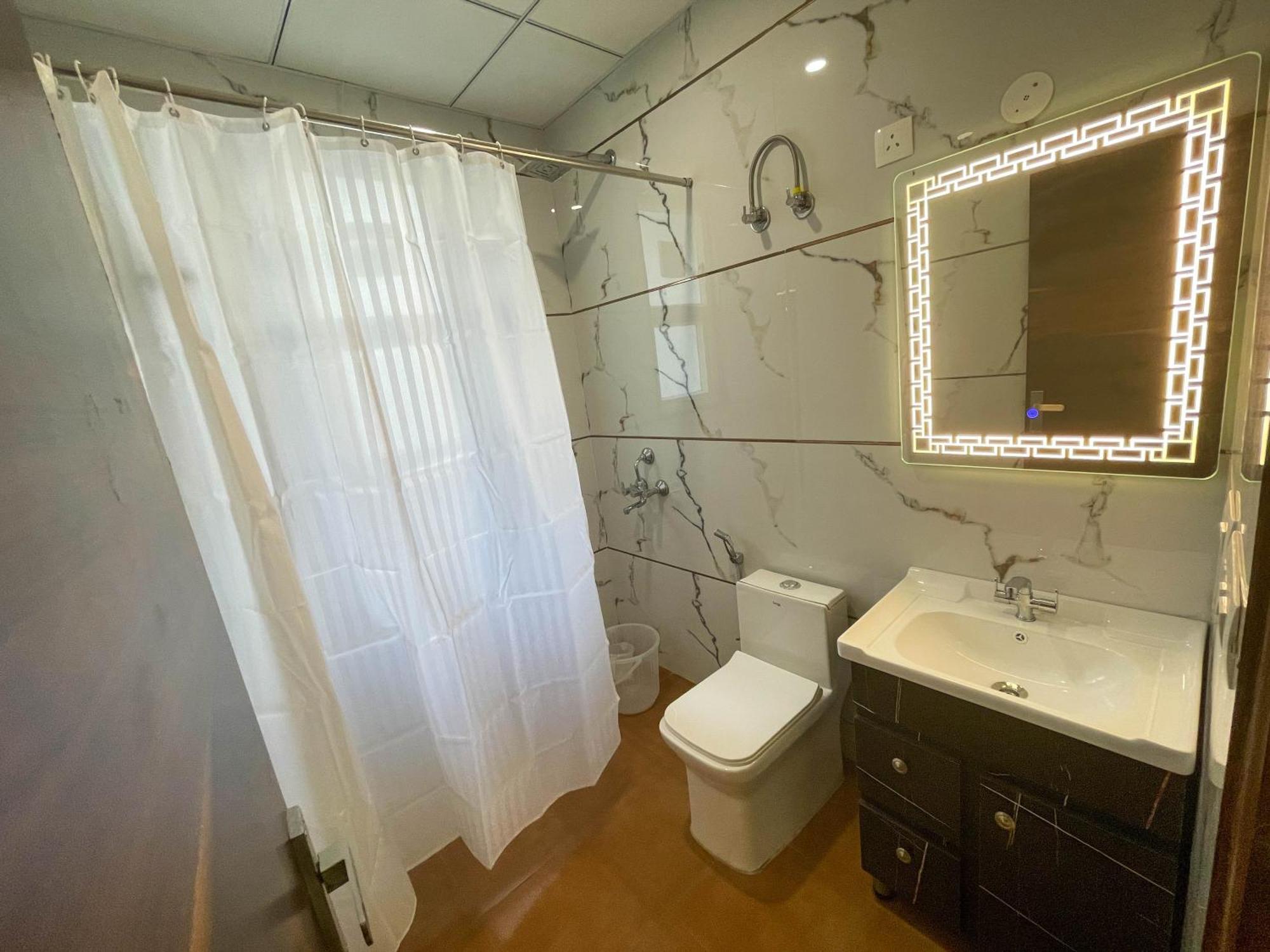 The Empire Corporate Sector 44 Near Fortis And Max Hospitals Homestay *