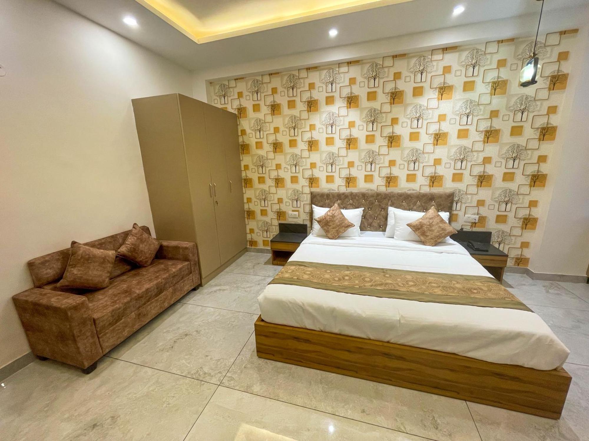 The Empire Corporate Sector 44 Near Fortis And Max Hospitals Homestay *