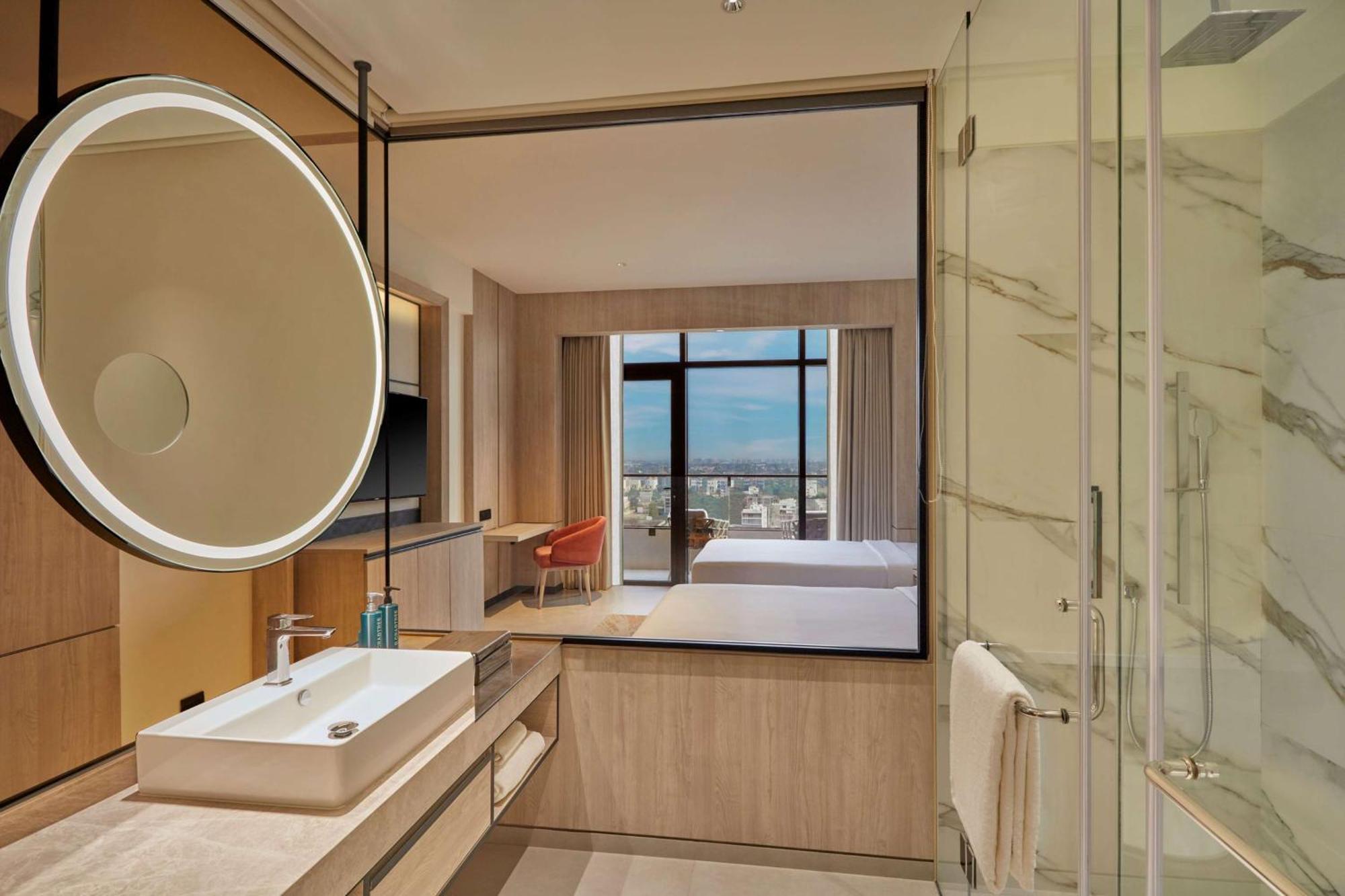 Hotel Hilton Gurugram Baani Centre 5*