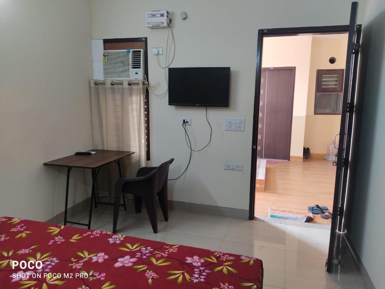 White House -mg Road, Gurugram Hostel *
