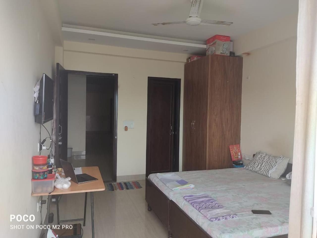 White House -mg Road, Gurugram Hostel *