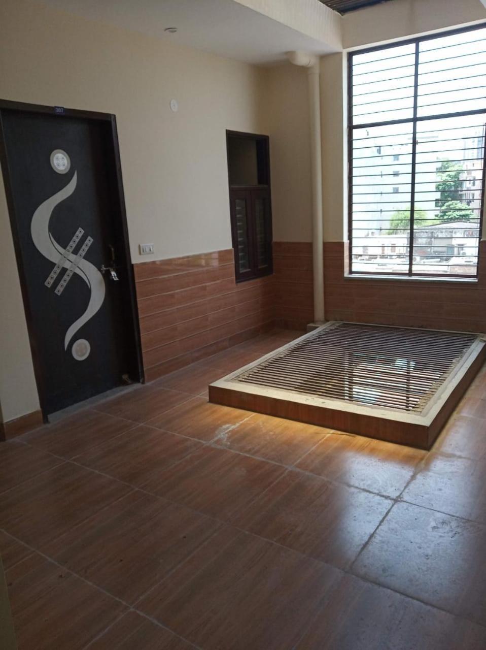 White House -mg Road, Gurugram Hostel *