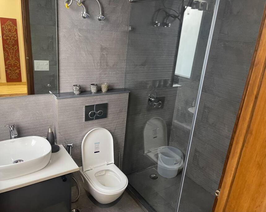 Entire House On Golf Course Road Holiday home Gurgaon