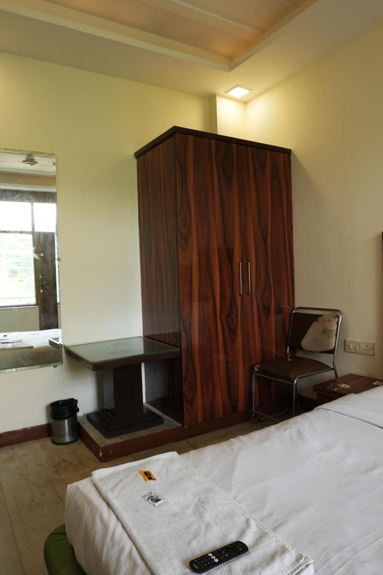 Elite Sector 45 I I Couple Friendly 3* Gurgaon