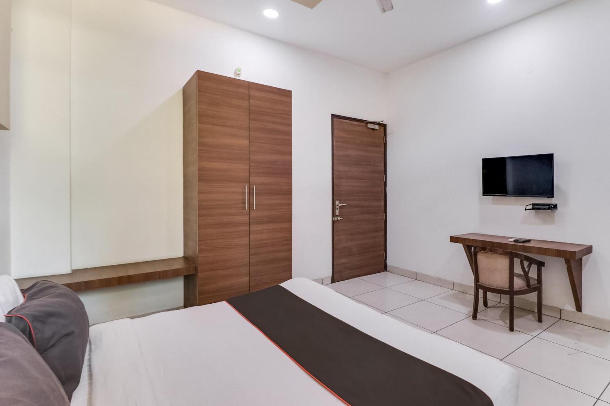 Collection O Plaza Near Inox Dreamz 3* Gurgaon