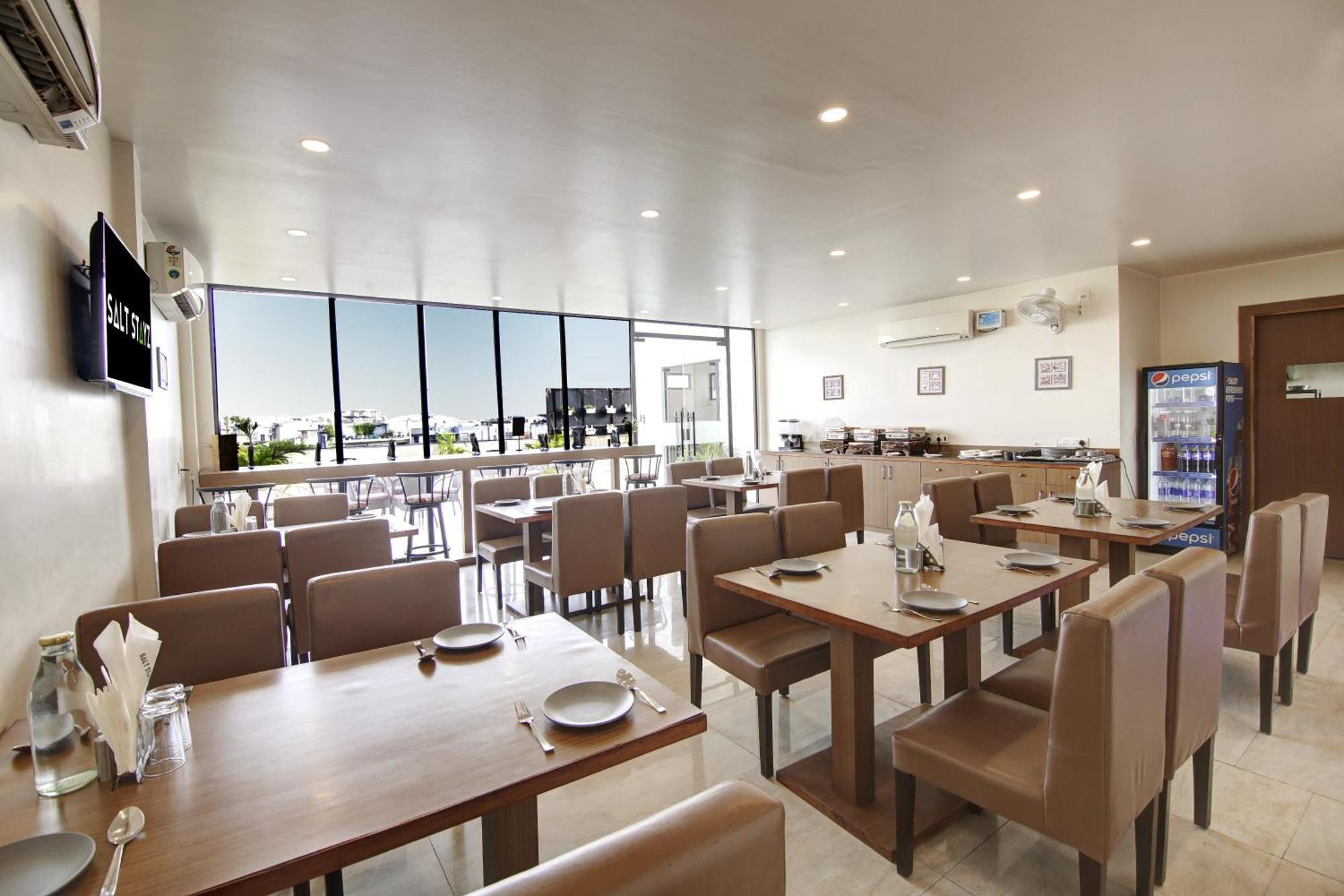 Saltstayz Select - Unitech Cyber Park Hotel 4*