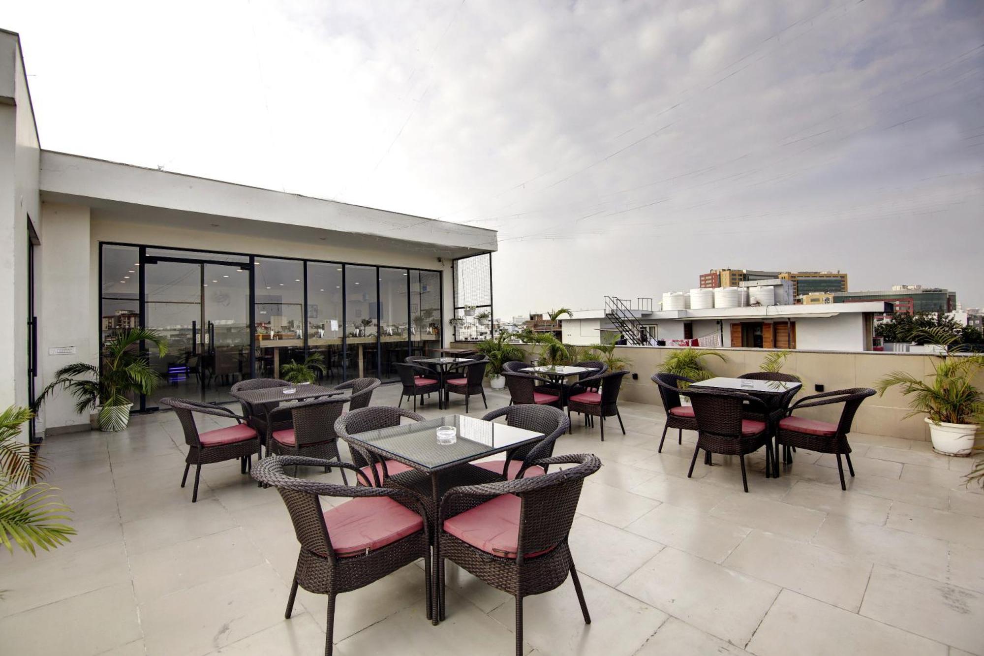 Saltstayz Select - Unitech Cyber Park
