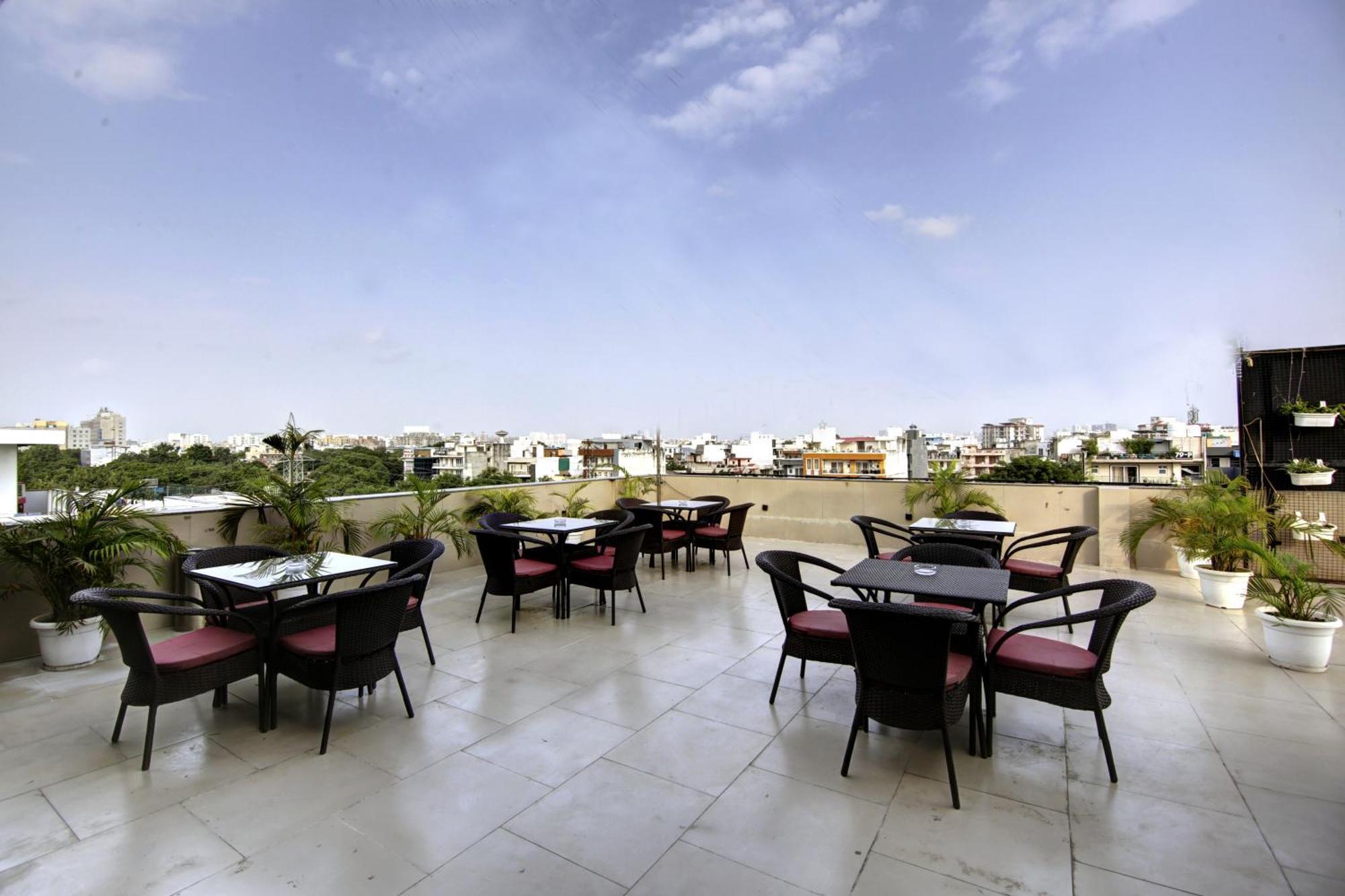 Hotel Saltstayz Select - Unitech Cyber Park 4*