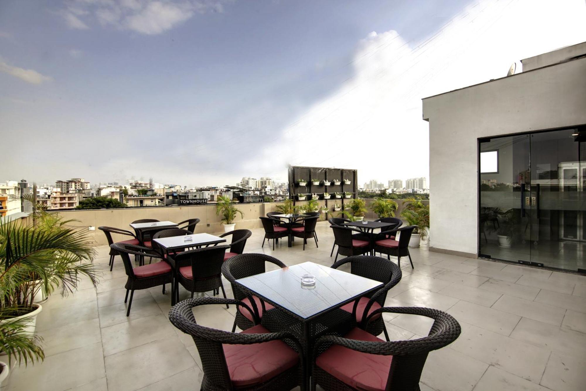 Saltstayz Select - Unitech Cyber Park 4*