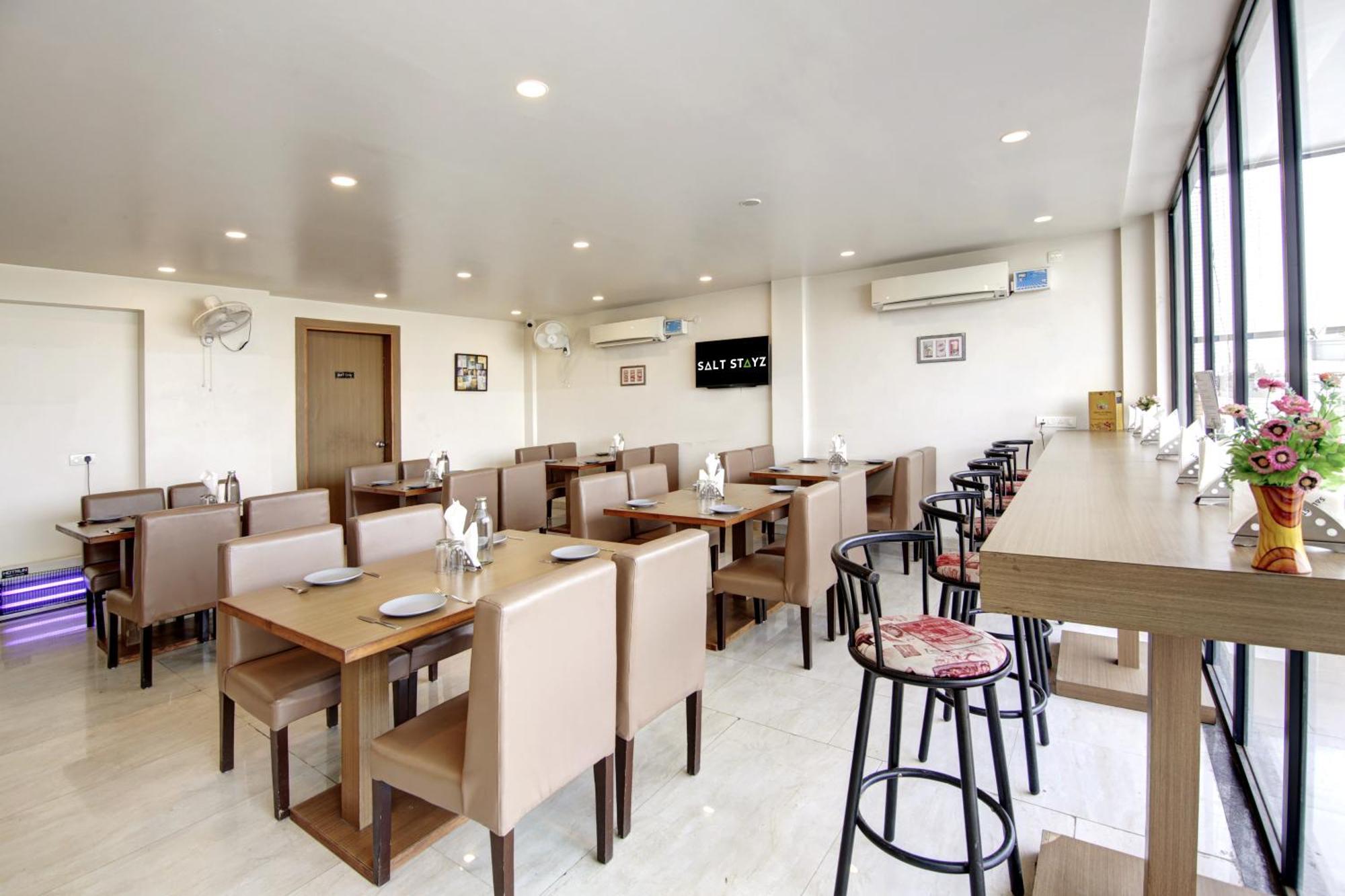 Saltstayz Select - Unitech Cyber Park 4*