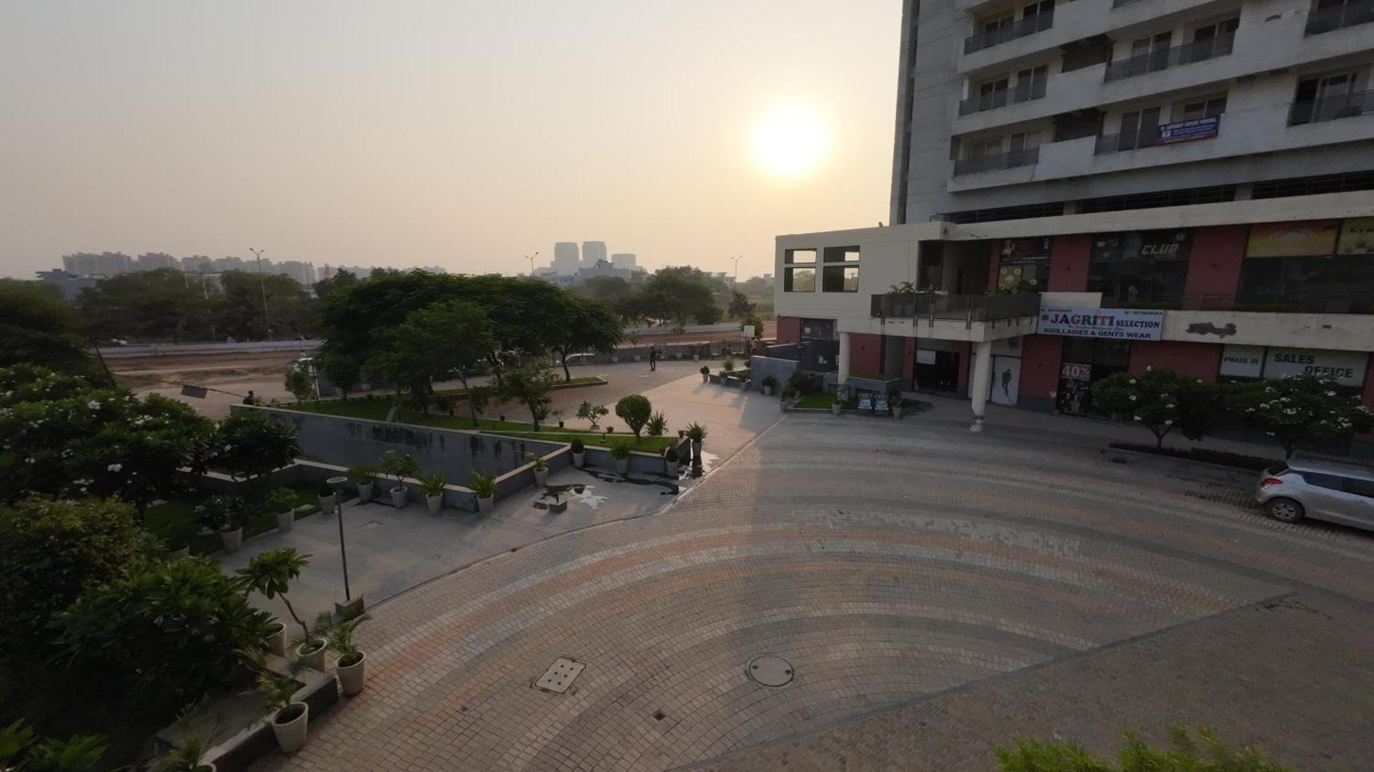 Apartment Luxury With Private Balcony By Sterling Services