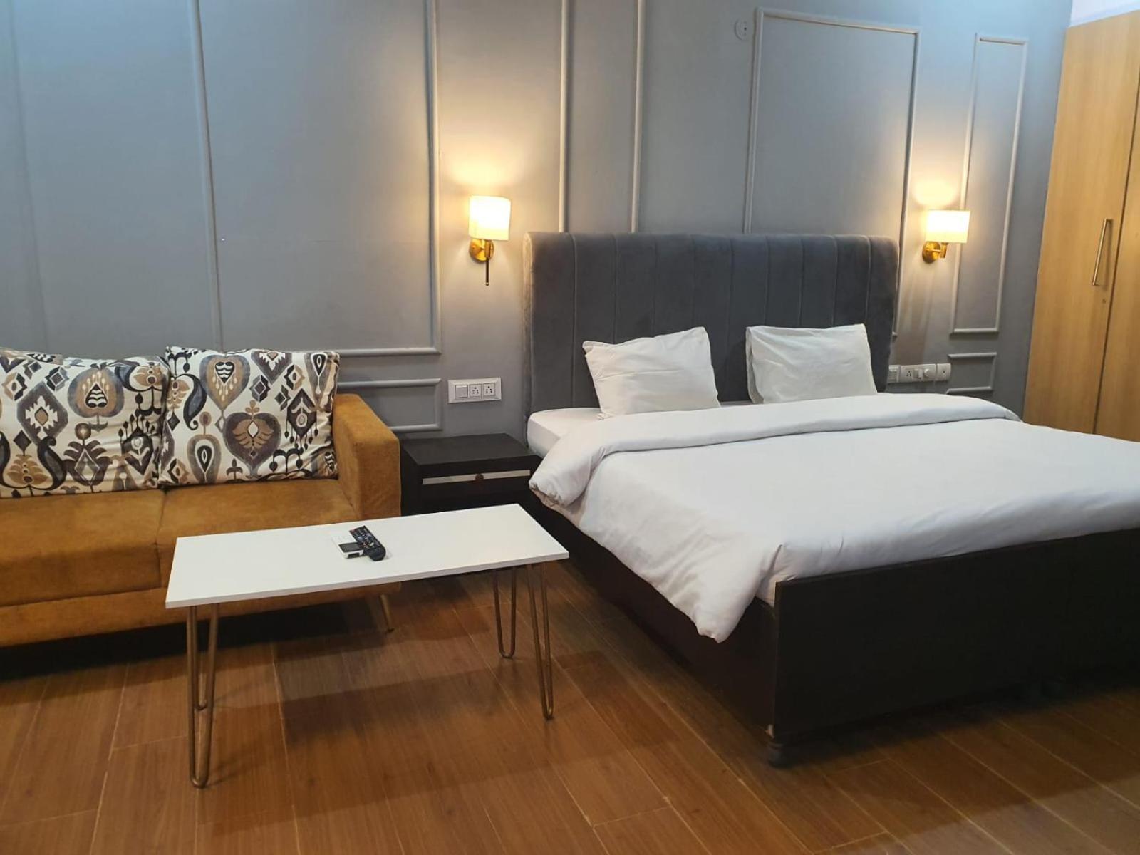 Mallenzo Dlf Phase 1 Hotel