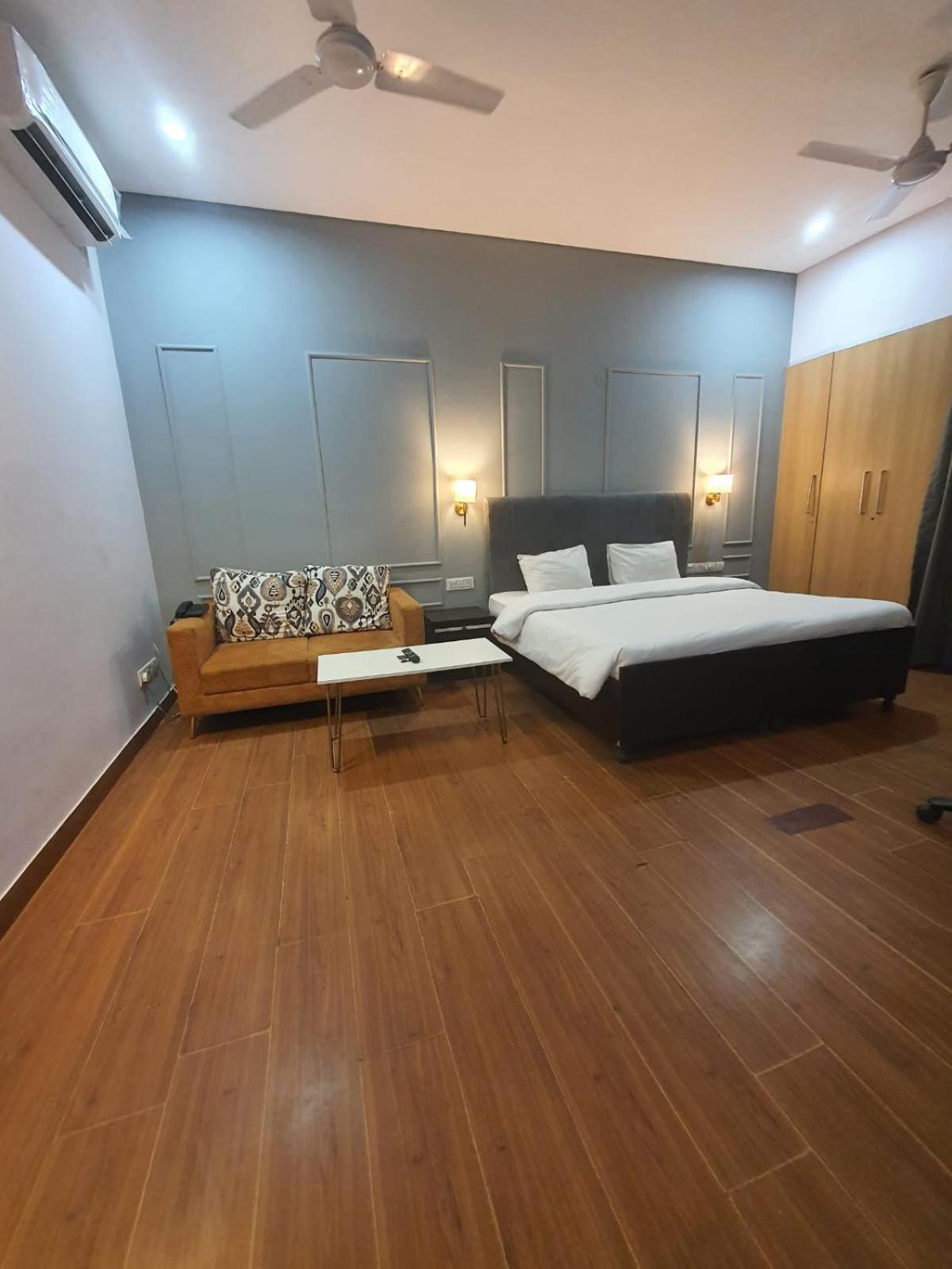 Hotel Mallenzo Dlf Phase 1 Gurgaon