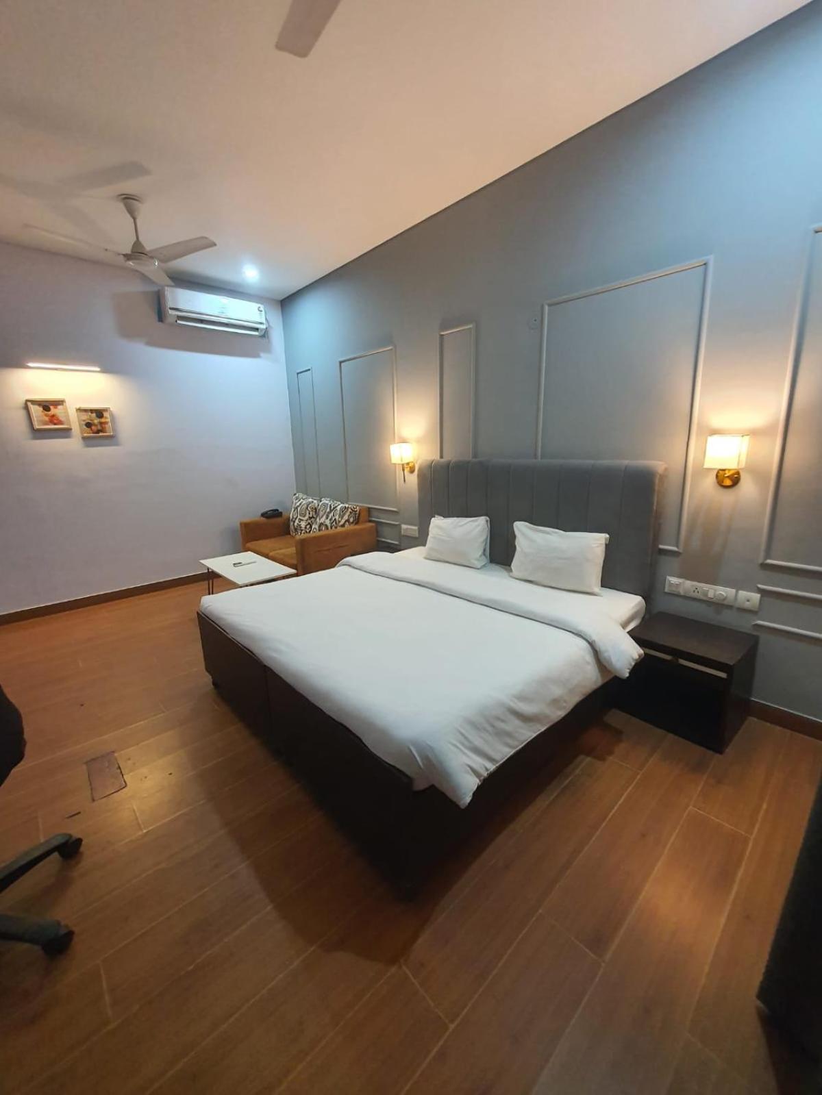 Mallenzo Dlf Phase 1 Hotel 4*