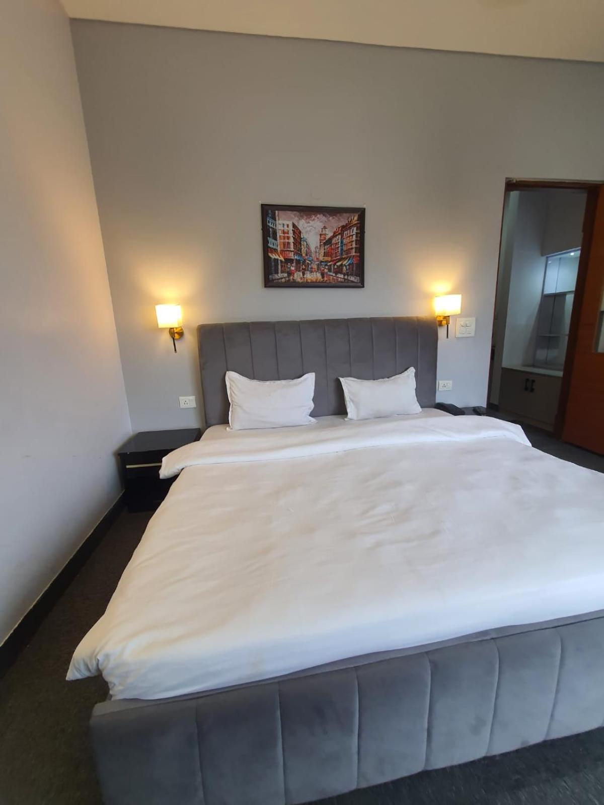 Hotel Mallenzo Dlf Phase 1 Gurgaon