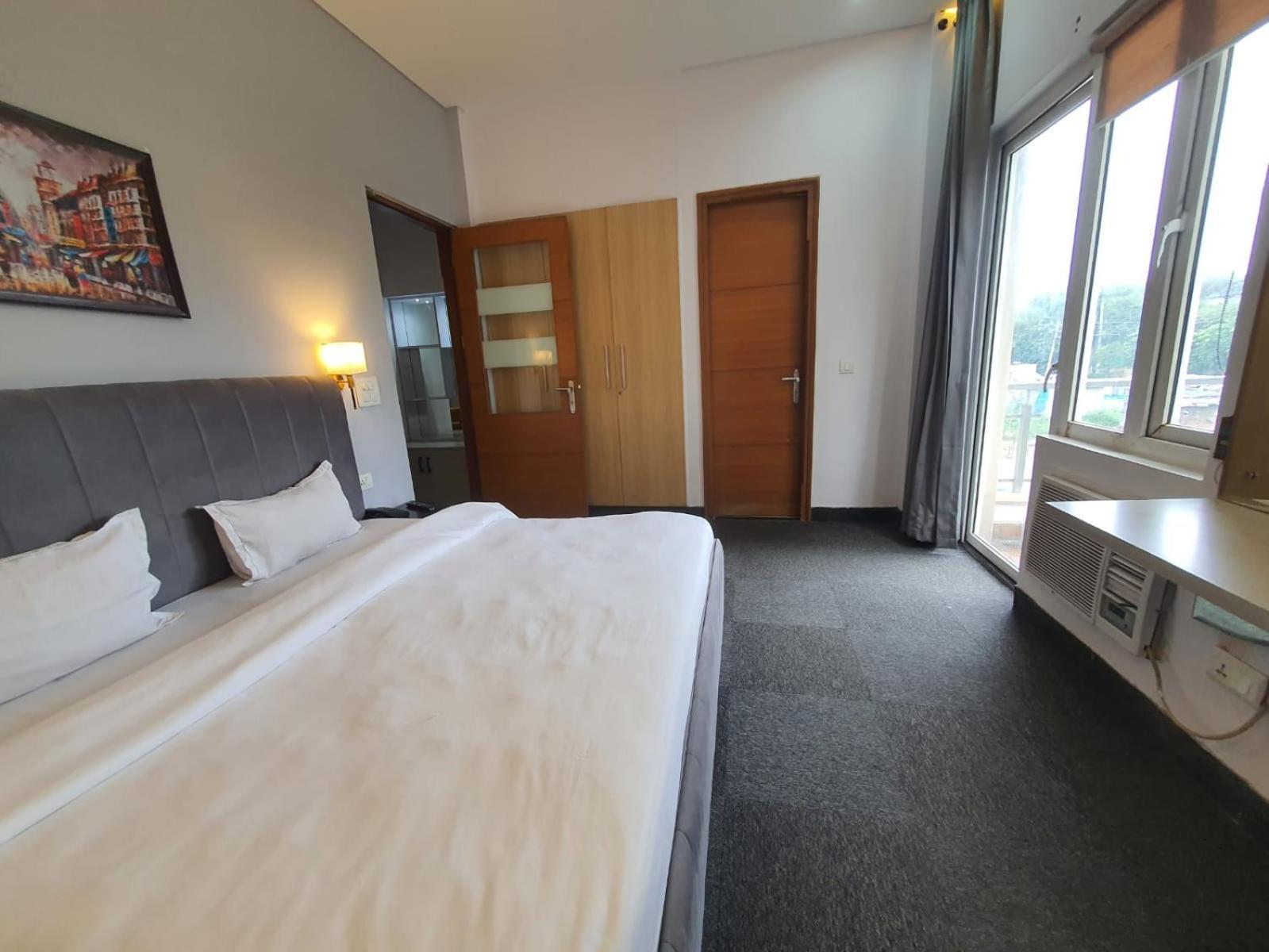 Mallenzo Dlf Phase 1 Hotel