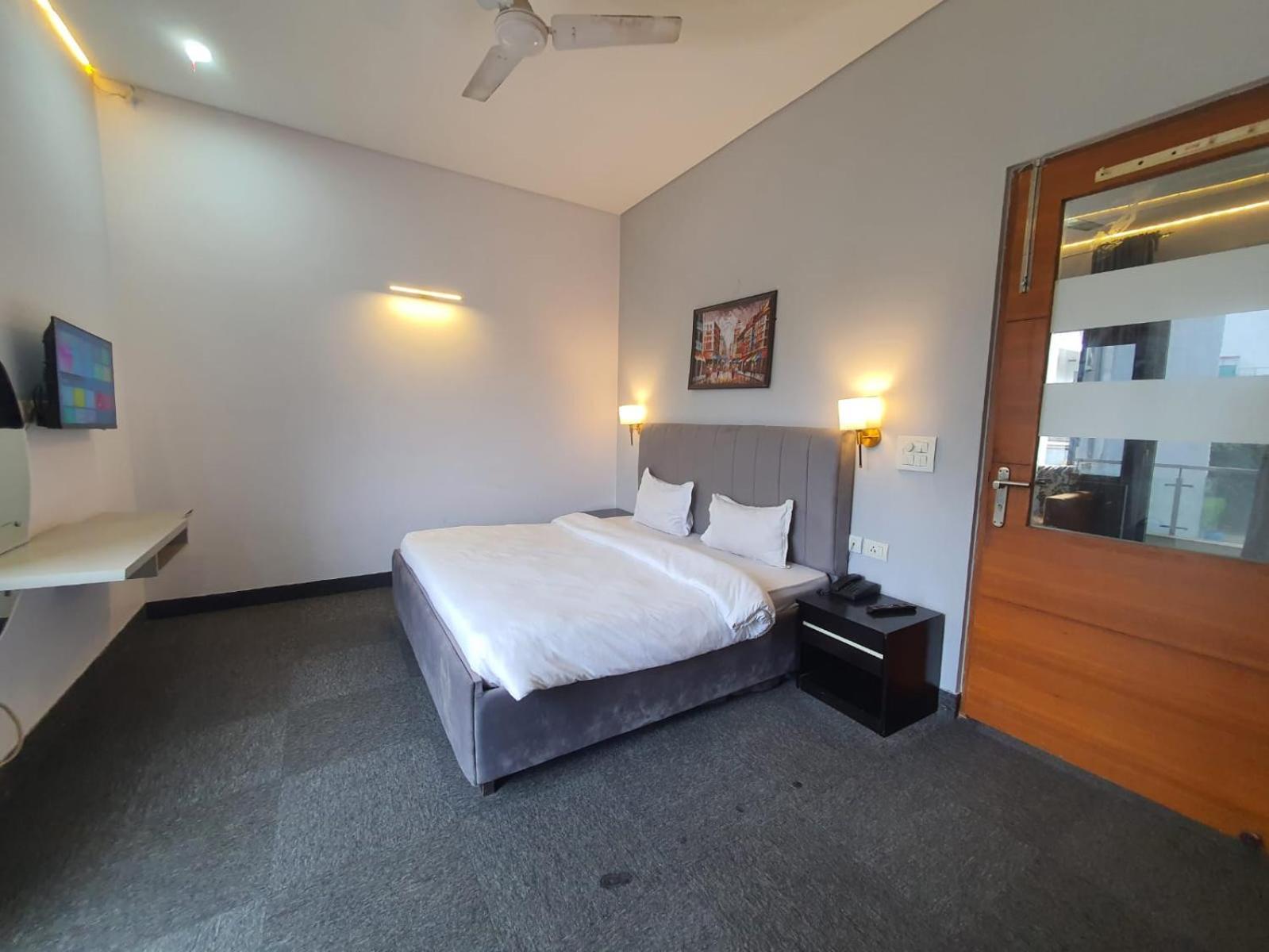 Mallenzo Dlf Phase 1 Hotel 4*