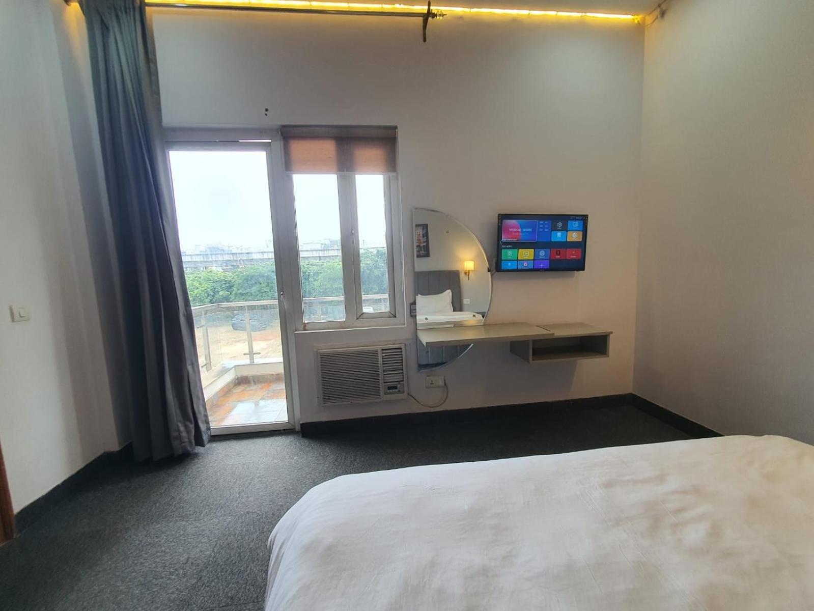 Hotel Mallenzo Dlf Phase 1 4*