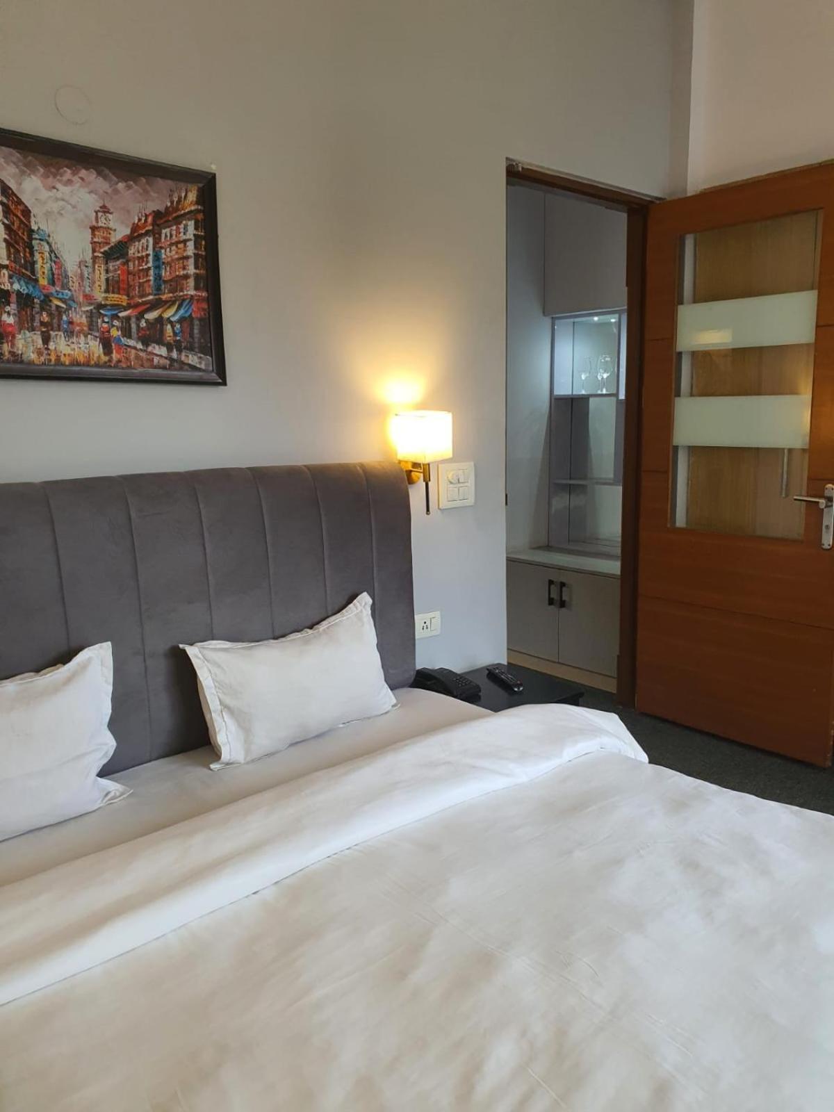 Mallenzo Dlf Phase 1 Hotel