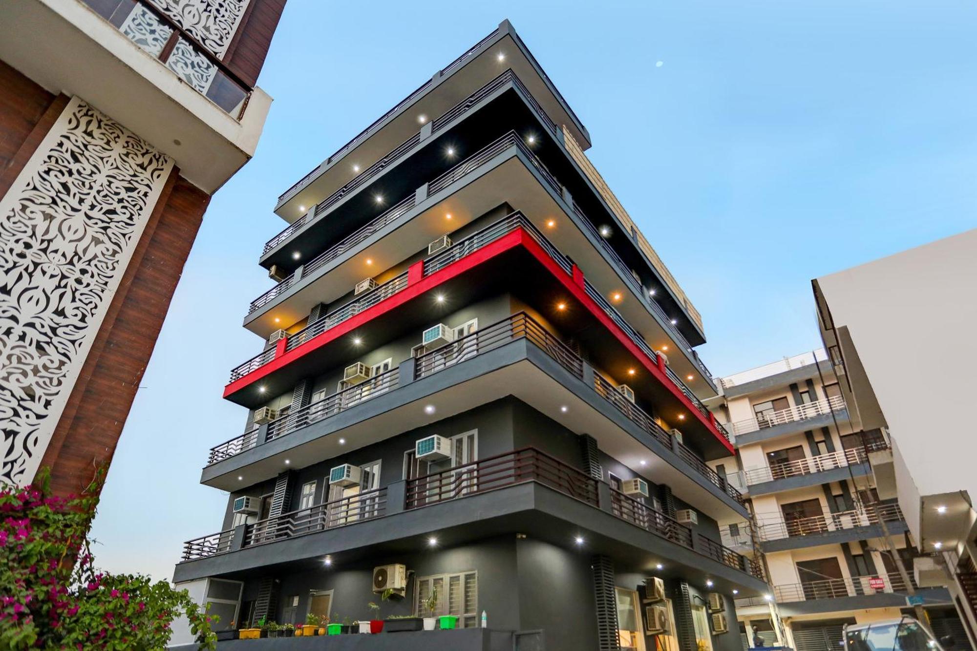 Super Townhouse Cloud Bay, Near Genpact, Sector-69, 4*