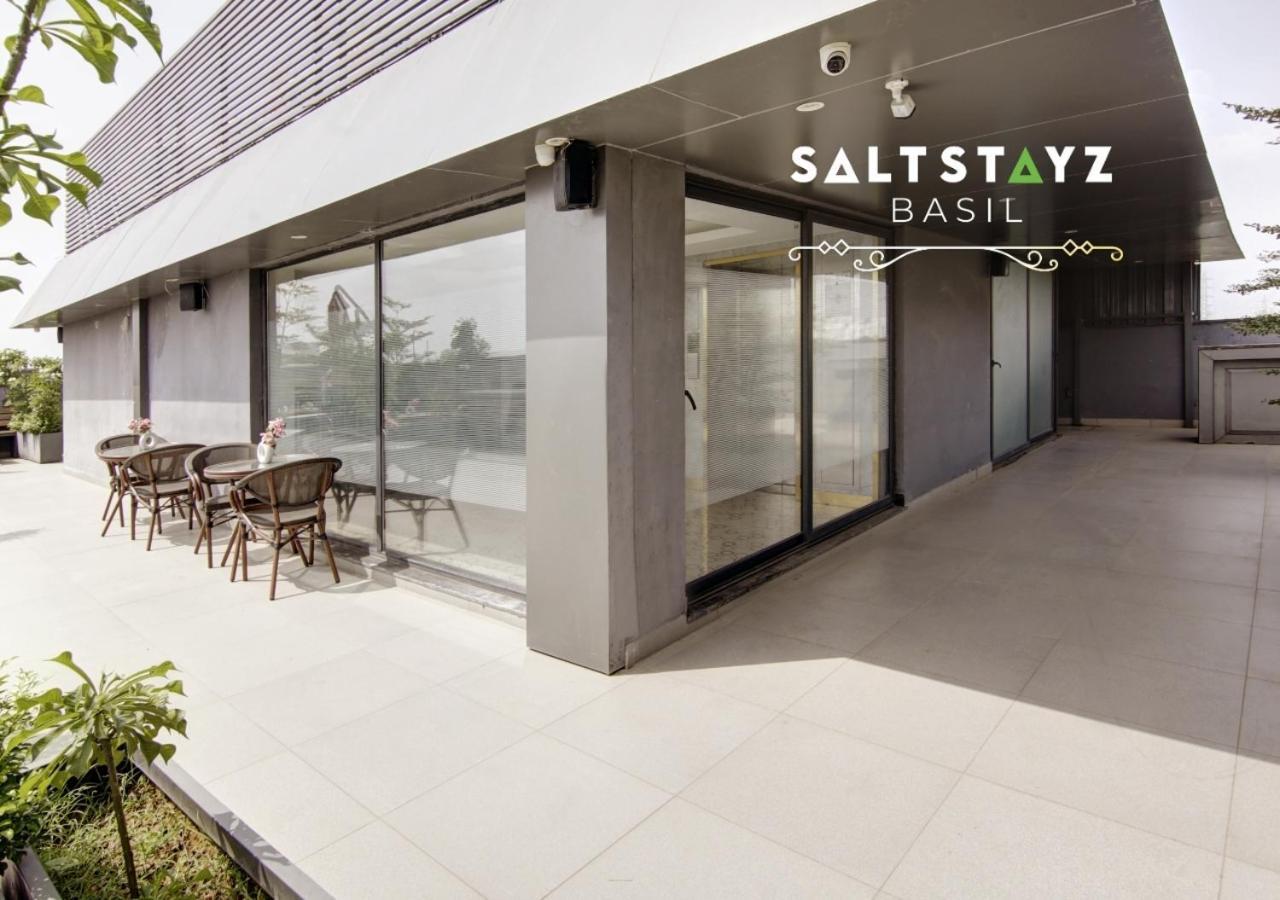 Hotel Saltstayz Basil - Near Golf Course Road & Extension Road