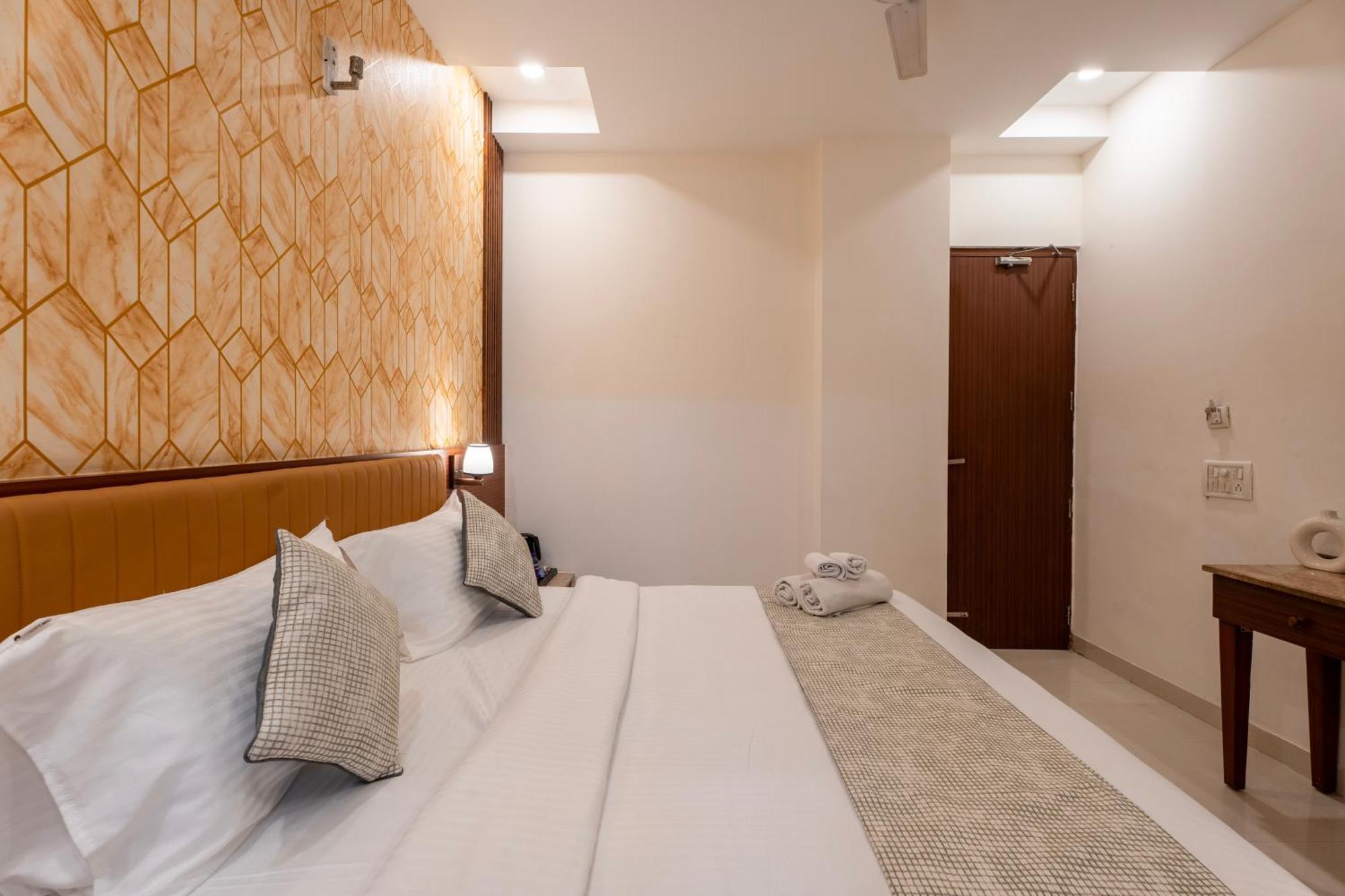 Hotel The Lodgers & Banquet Sector 38 Medicity Gurgaon