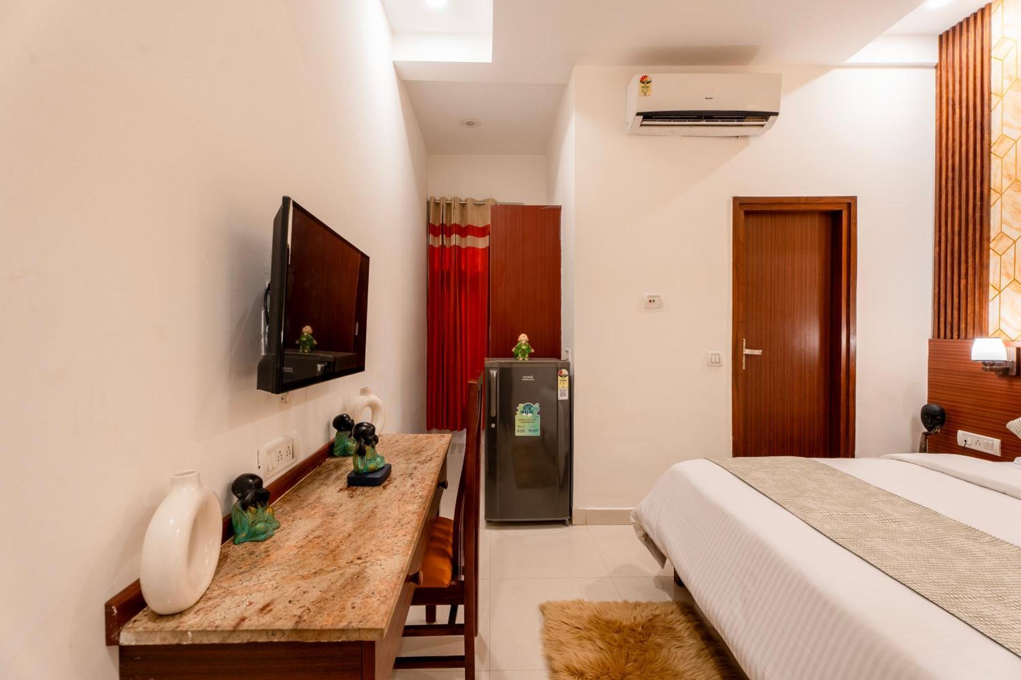 Hotel The Lodgers & Banquet Sector 38 Medicity Gurgaon