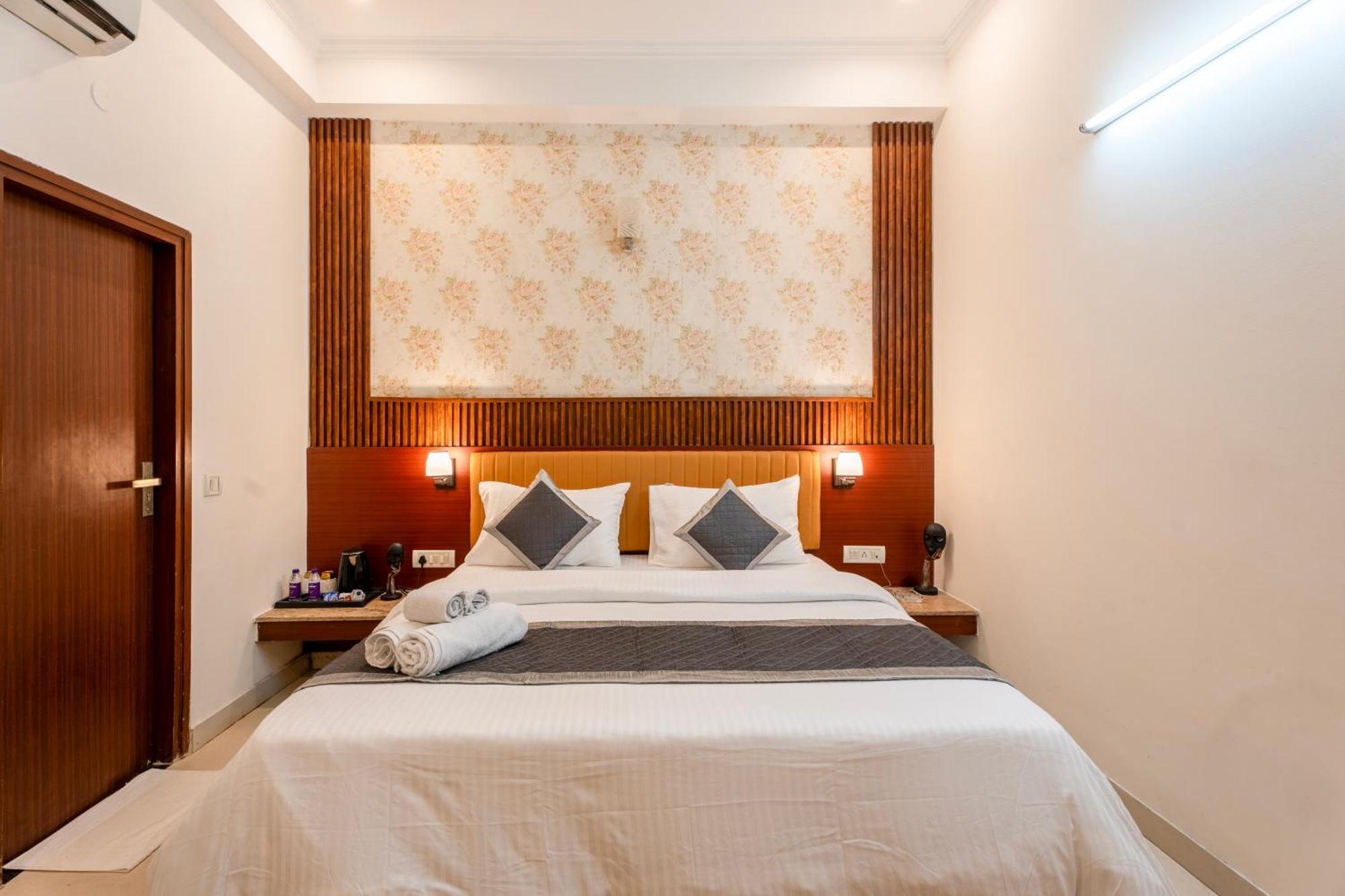 The Lodgers & Banquet Sector 38 Medicity 3* Gurgaon