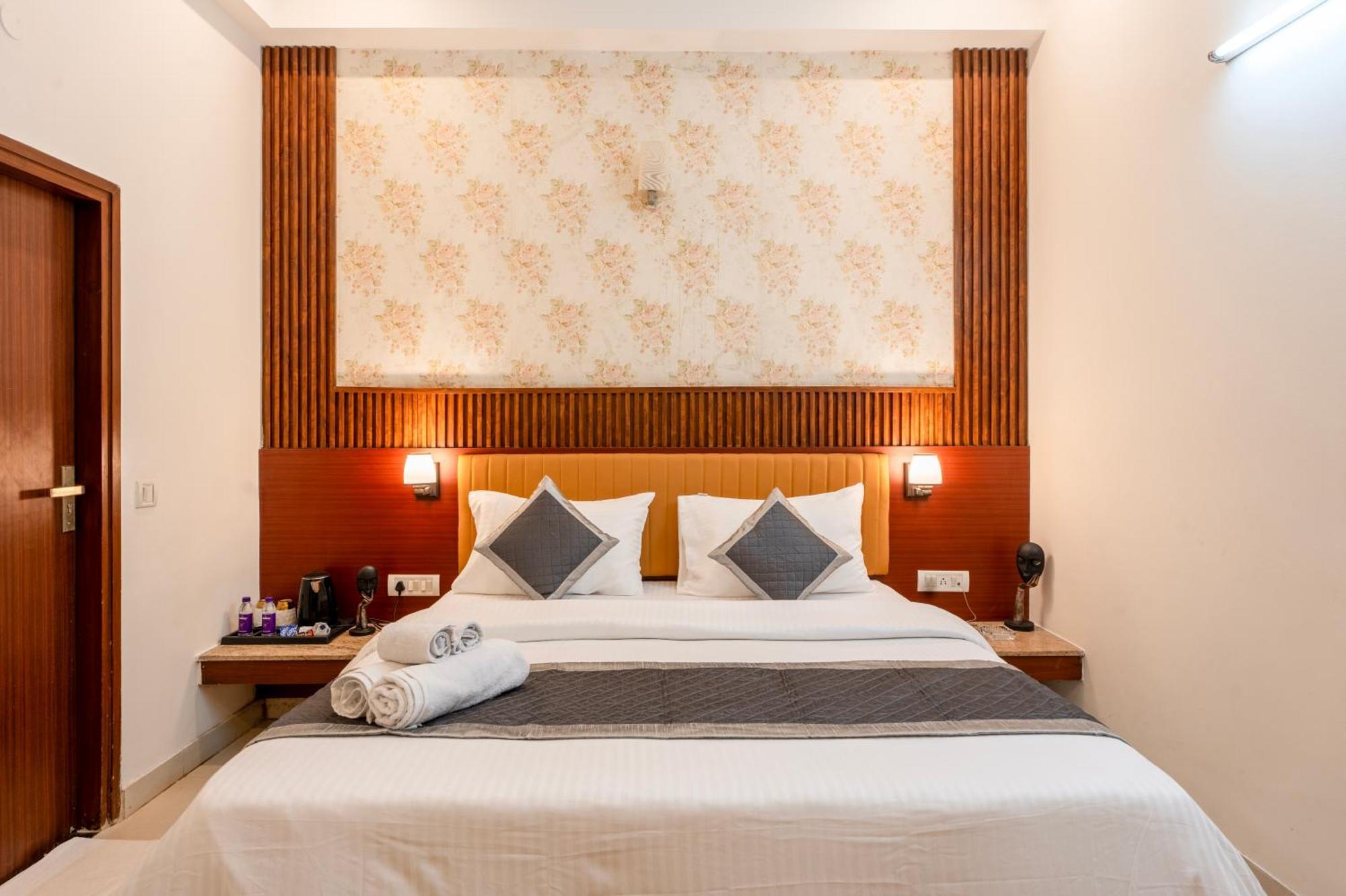 Serviced Near Medanta Hospital Medicity By The Lodgers Apartment *