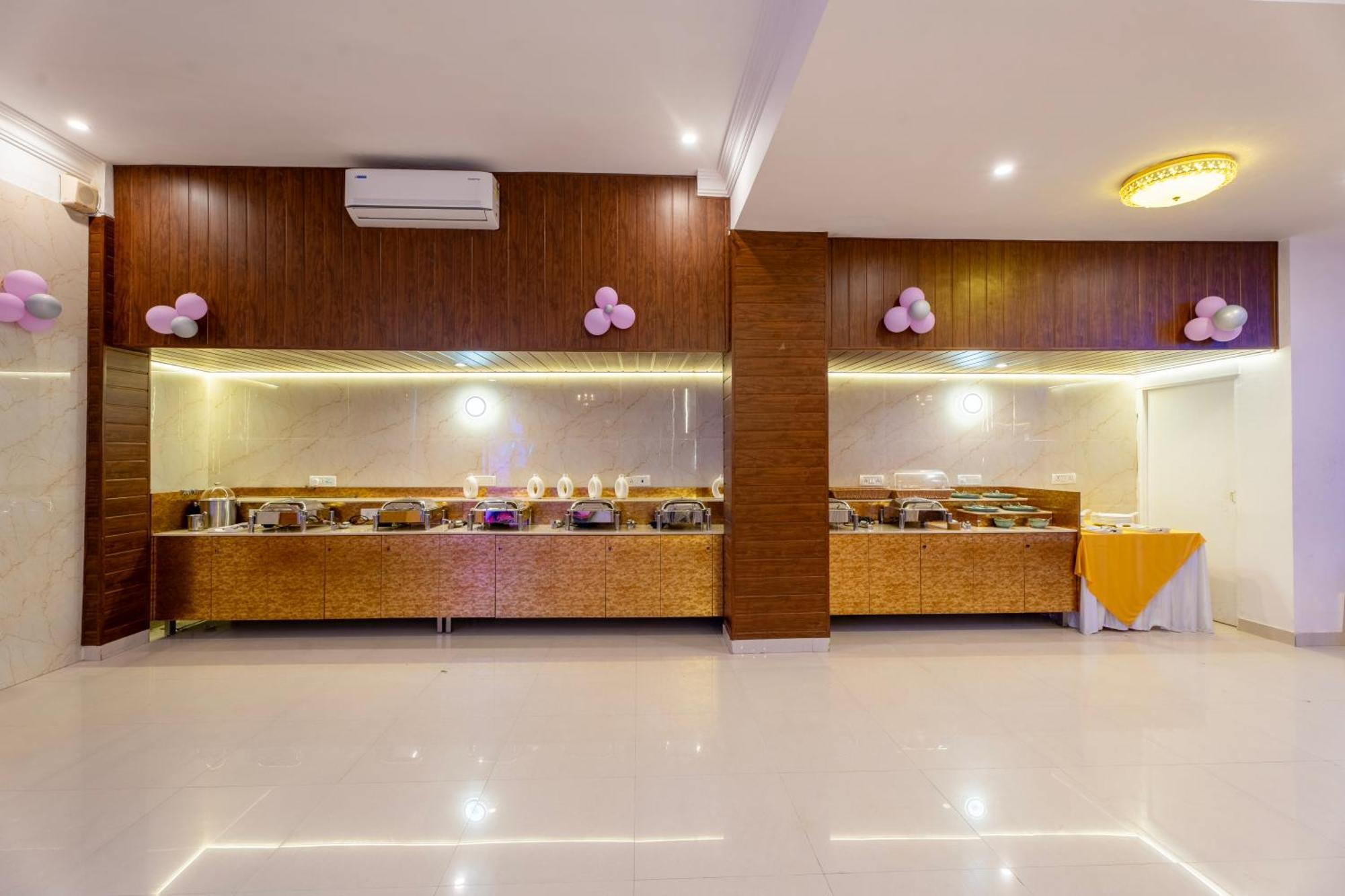 Hotel The Lodgers & Banquet Sector 38 Medicity Gurgaon