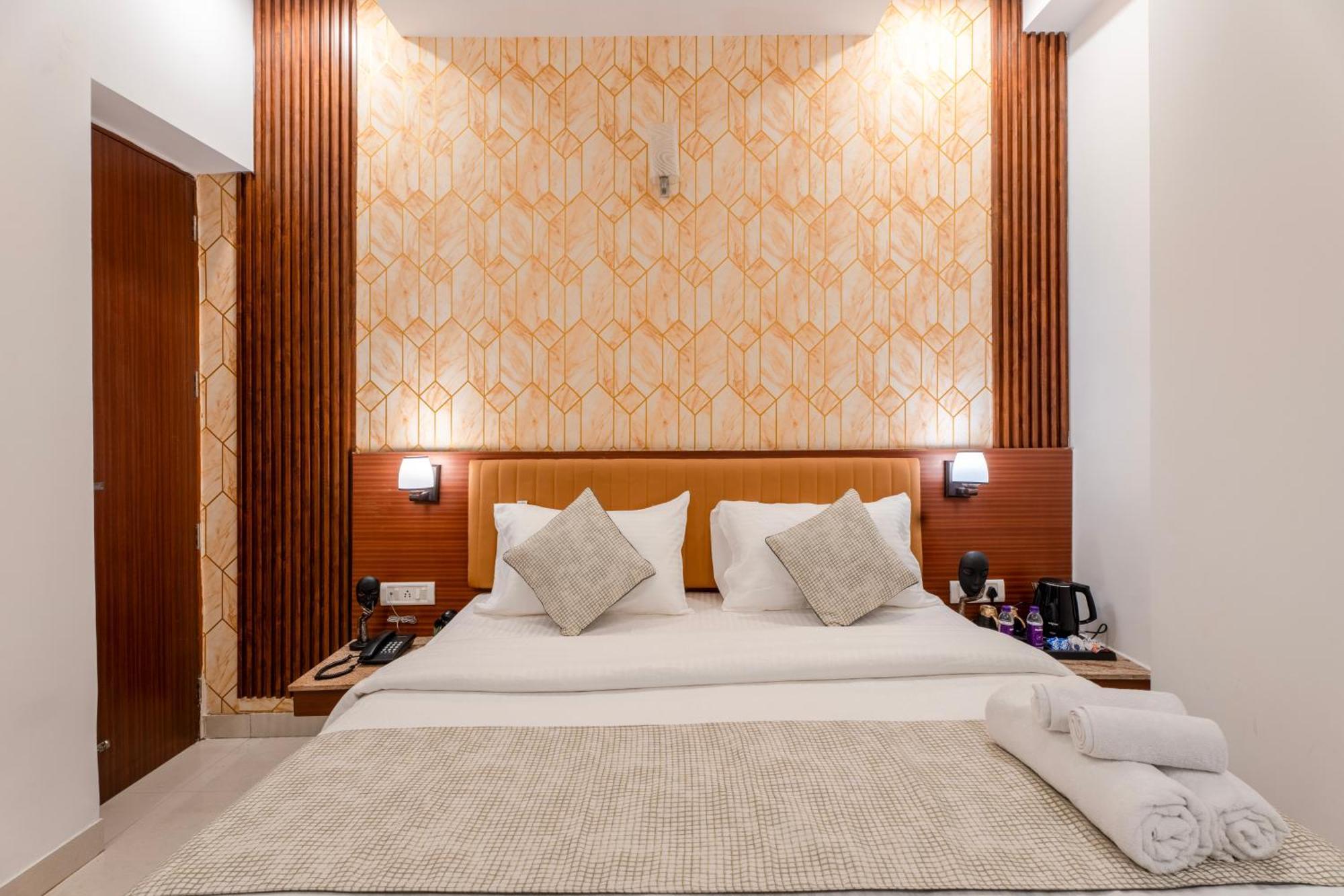 Hotel The Lodgers & Banquet Sector 38 Medicity Gurgaon