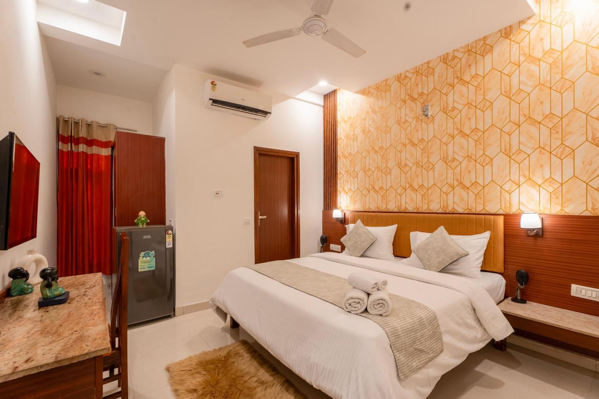 The Lodgers & Banquet Sector 38 Medicity Hotel