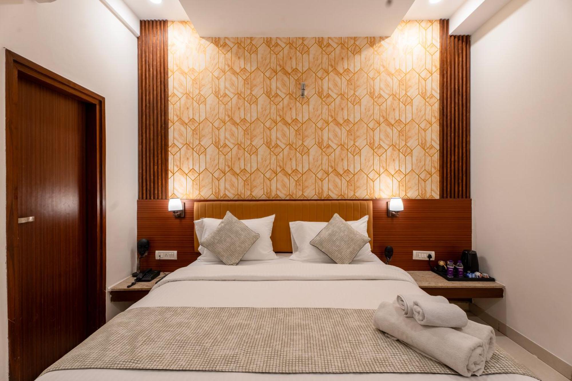 Hotel The Lodgers & Banquet Sector 38 Medicity 3*