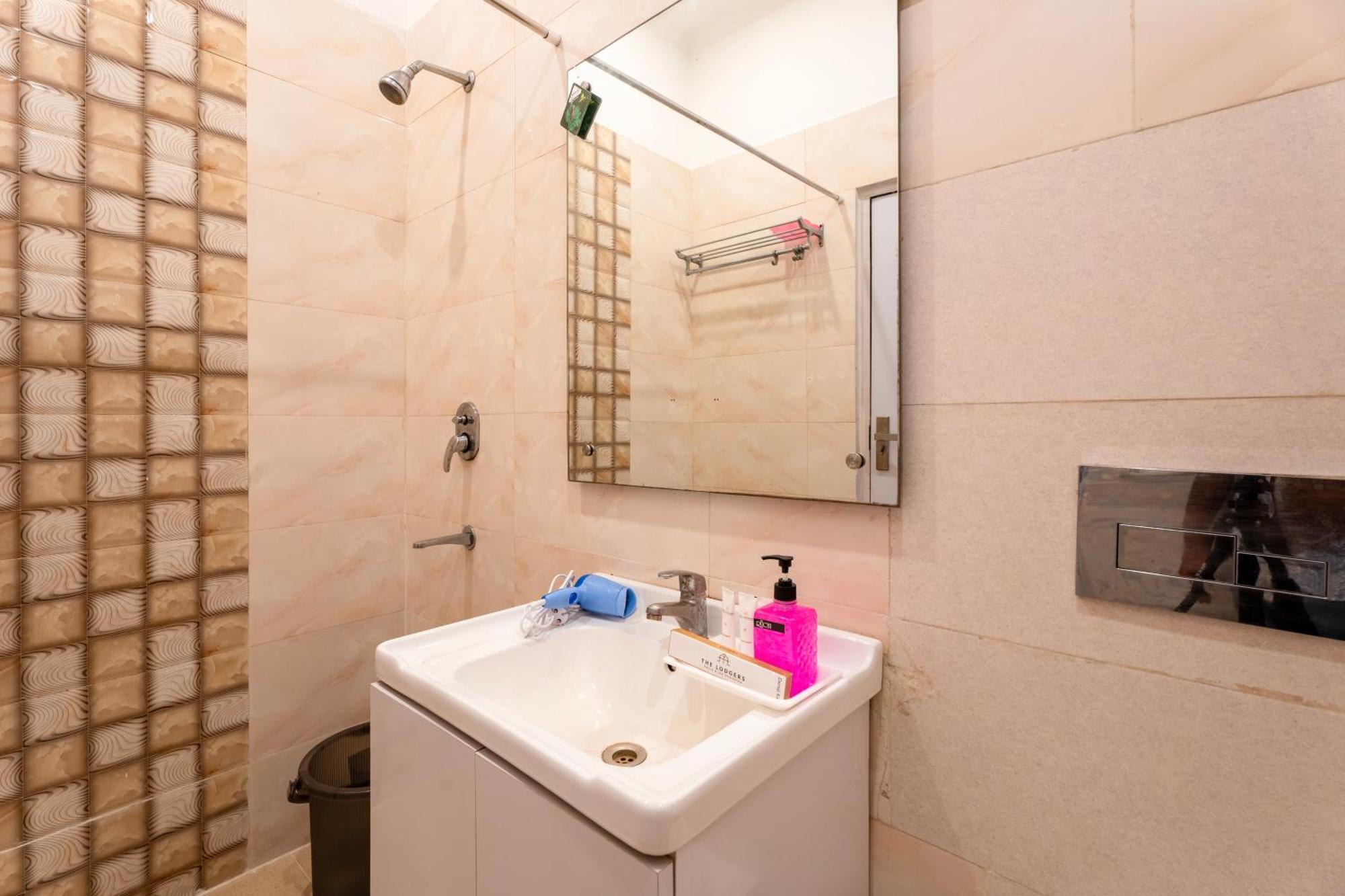 Apartment Serviced Near Medanta Hospital Medicity By The Lodgers