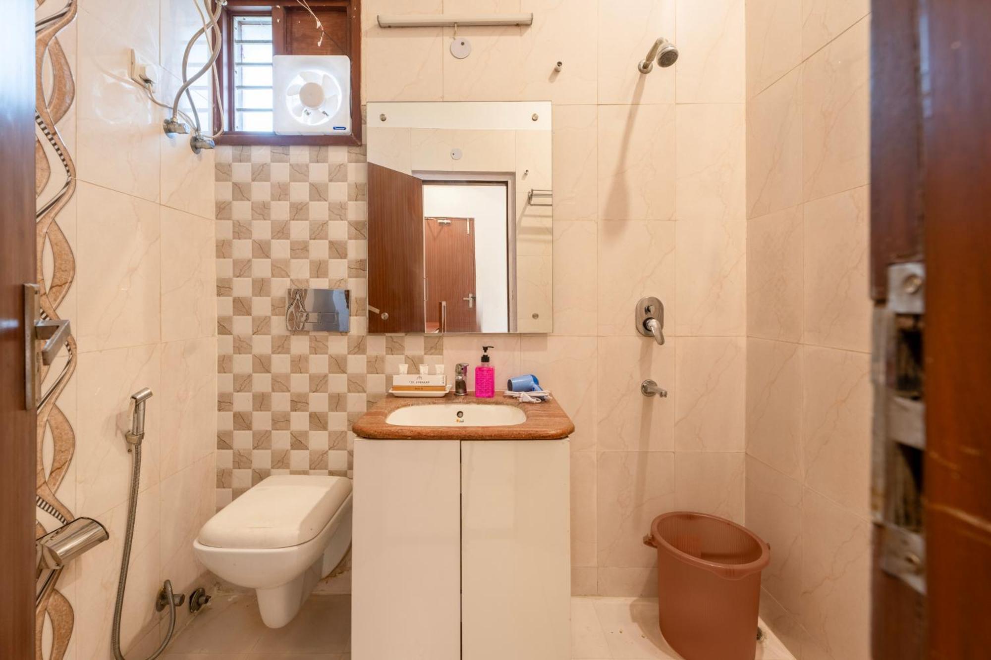 Serviced Near Medanta Hospital Medicity By The Lodgers Apartment *