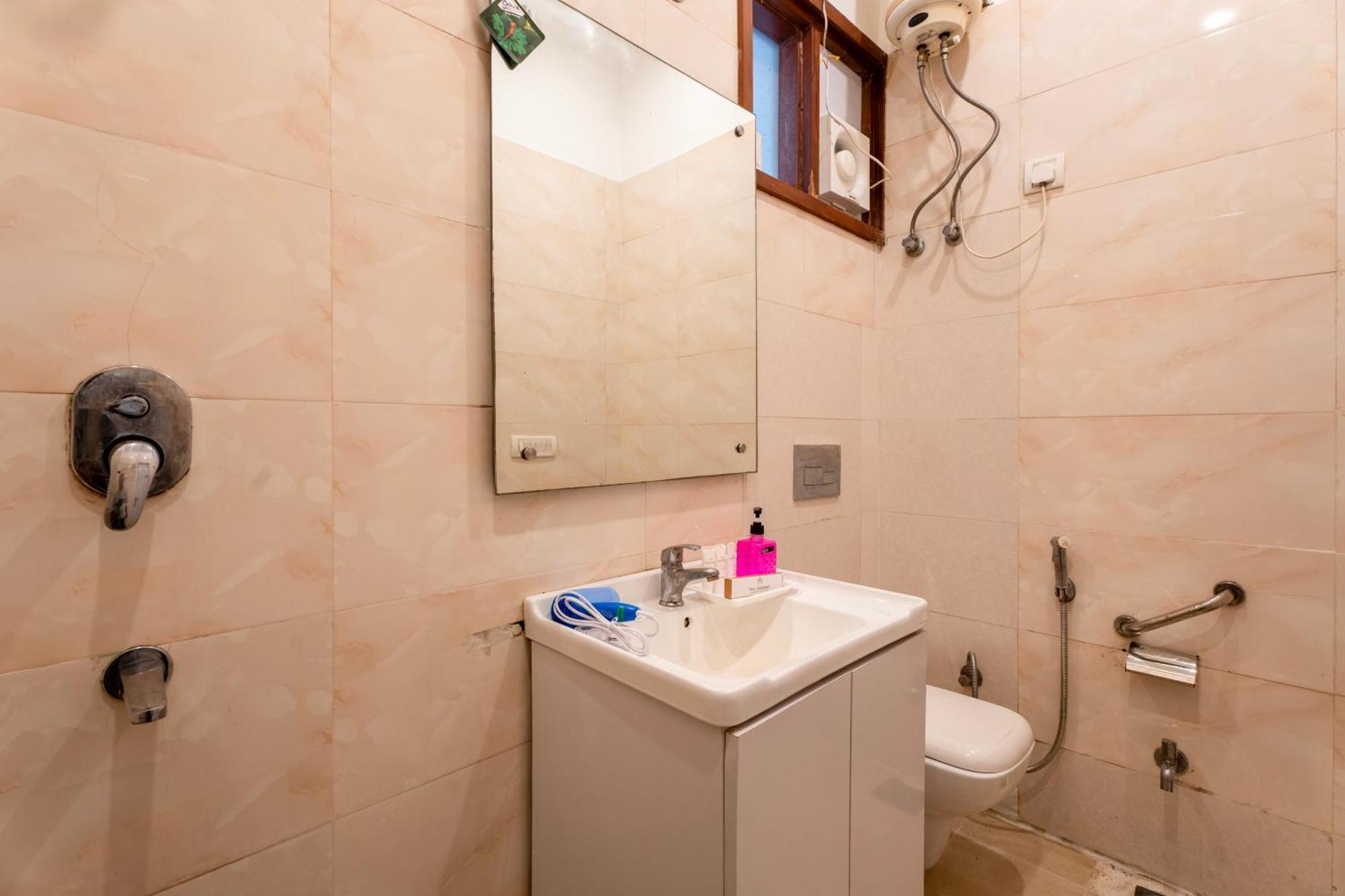 Serviced Near Medanta Hospital Medicity By The Lodgers