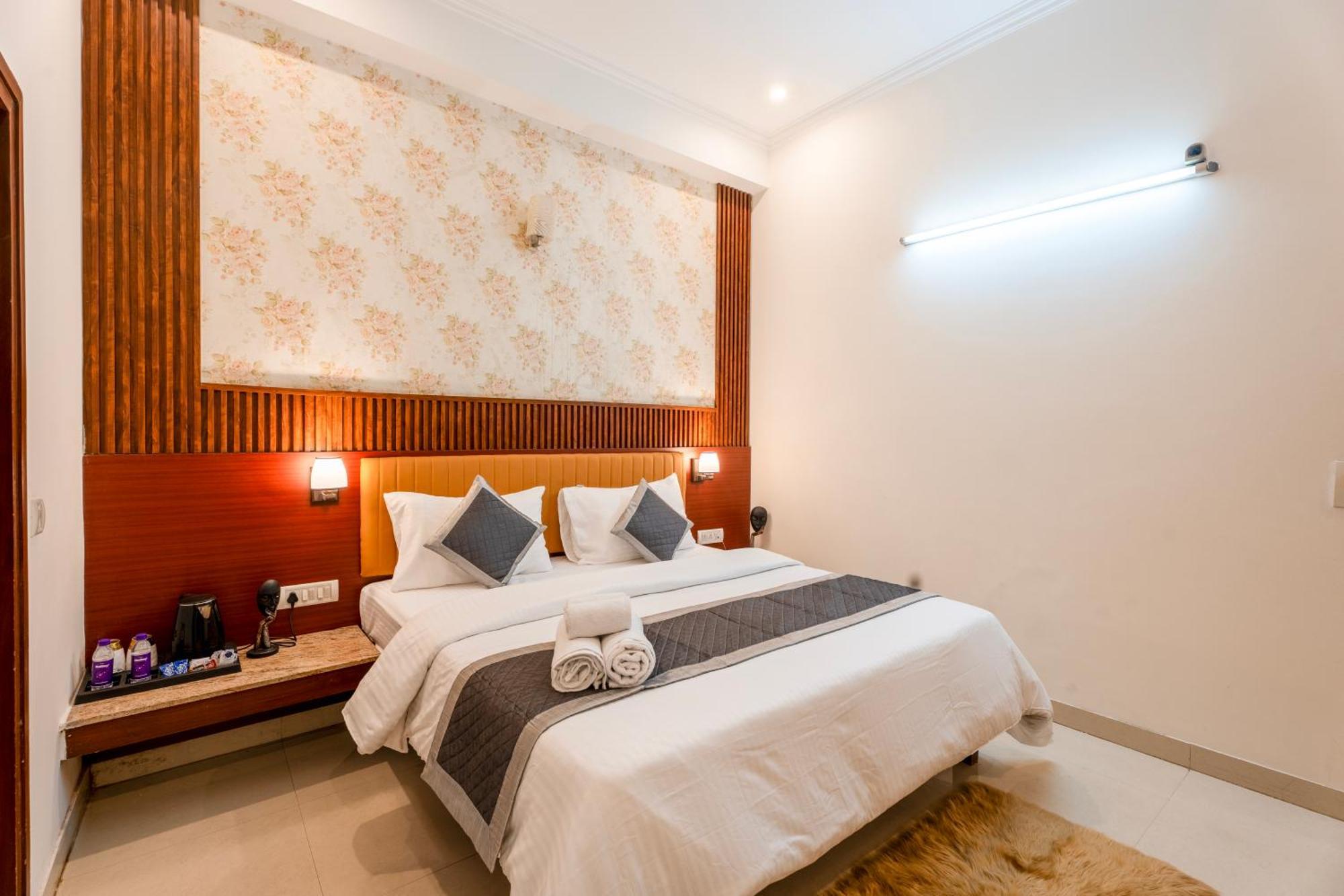 Serviced Near Medanta Hospital Medicity By The Lodgers Apartment
