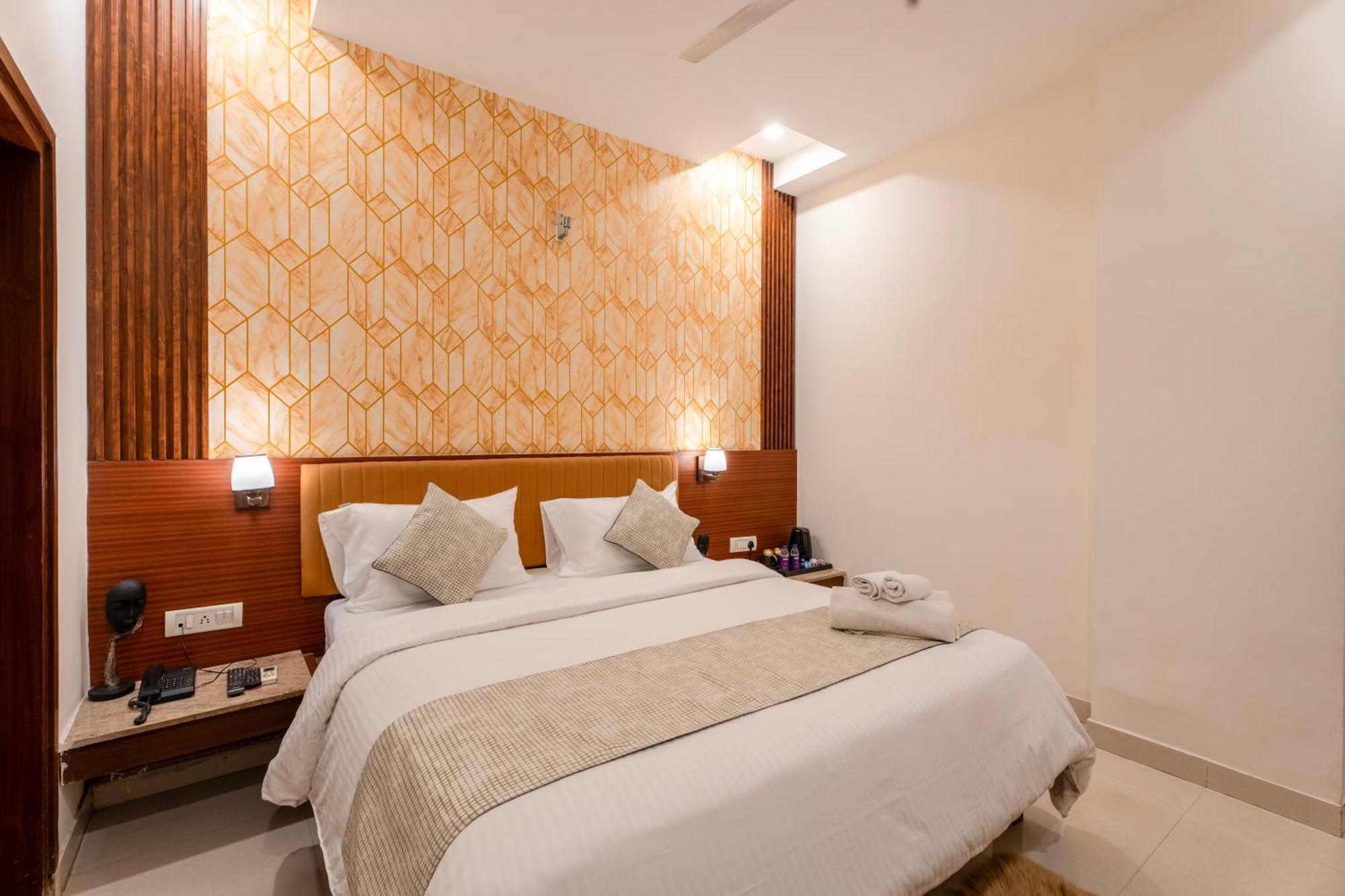 Serviced Near Medanta Hospital Medicity By The Lodgers Apartment