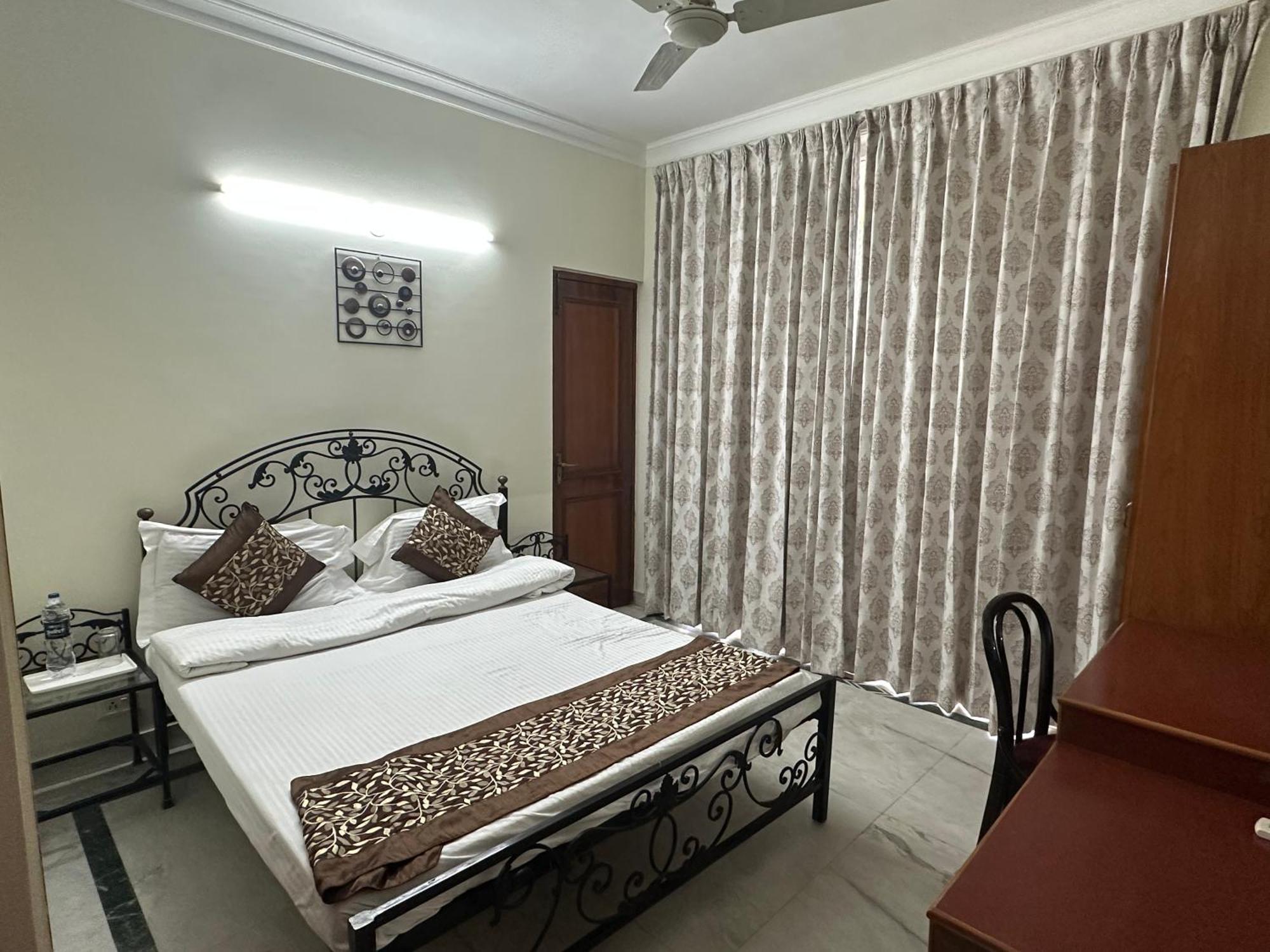 Guest house Pamposh Guest House,