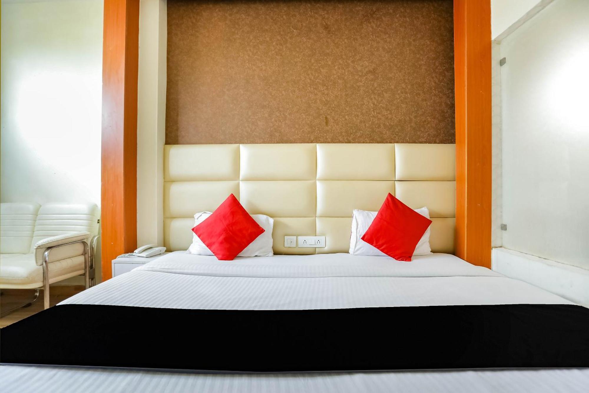 Collection O Comfort Residency Near Medanta Hospital Near Omaxe Celebration Mall